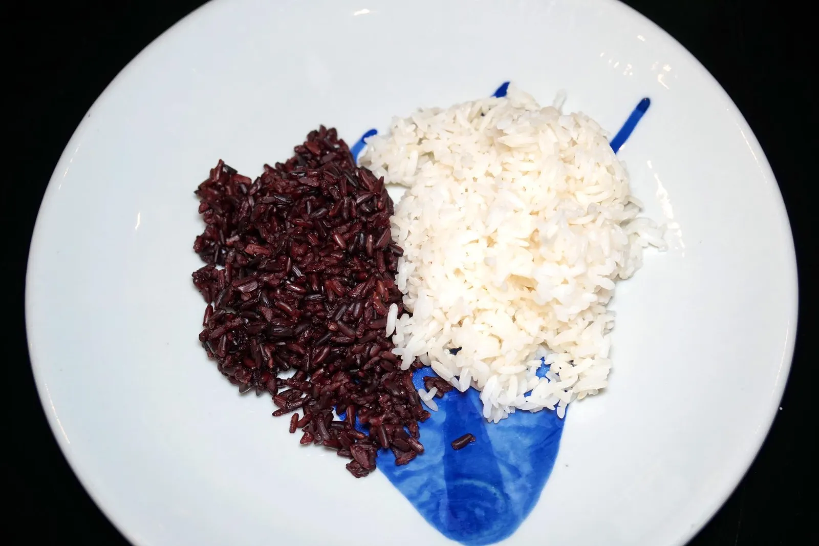 ข้าวหอมมะลิ (90++/p) SRI SAKET JASMINE RICE Steamed organic Jasmine Rice from Thoong Kula, Rasi-Salai in the Sri Saket Province. ใครอยากสั่งข้าวมาทานคู่กับอาหารจานหลักทางร้านมีให้เลือกสองแบบคือข้าวหอมมะลิคุณภาพจากทุ่งกุลาร้องไห้ อำเภอราษีไศล จังหวัดศรีสะเกษ สังเกตุจากภาพจะพบว่าเมล็ดข้าวเรียงตัวสวย เต็มเมล็ดเกือบทั้งหมด ข้าวไรซ์เบอร์รี่ (90++/p) BROWN RICE BERRY RICE The Acclaimed Antioxidant “Jao Hom Nin” and “Hom Ma Li” Rice ส่วนข้าวไรซ์เบอร์รี่ทางร้านผสมเจ้าหอมนิลเข้ากับข้าวหอมมะลิเพื่อลดทอนเนื้อสัมผัสของข้าวให้นุ่มเเละทานง่ายยิ่งขึ้นทั้งยังเต็มไปด้วยสารต้านอนุมูลอิสระ
