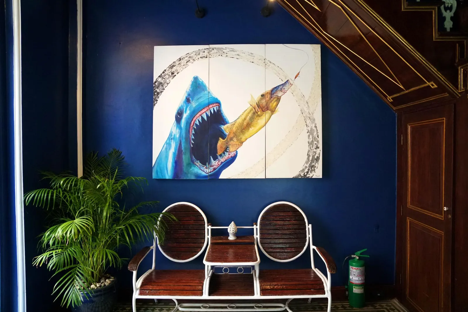 คำว่า Blue Elephant ได้ไอเดียมาจากสามีของเชฟนูรอซึ่งเล็งเห็นว่าช้างเป็นสัตว์ประจำชาติและเป็นสัญลักษณ์ของประเทศไทย ส่วนสีฟ้านั้นได้มาจากแถบสีตรงกลางในในธงชาติไทย
