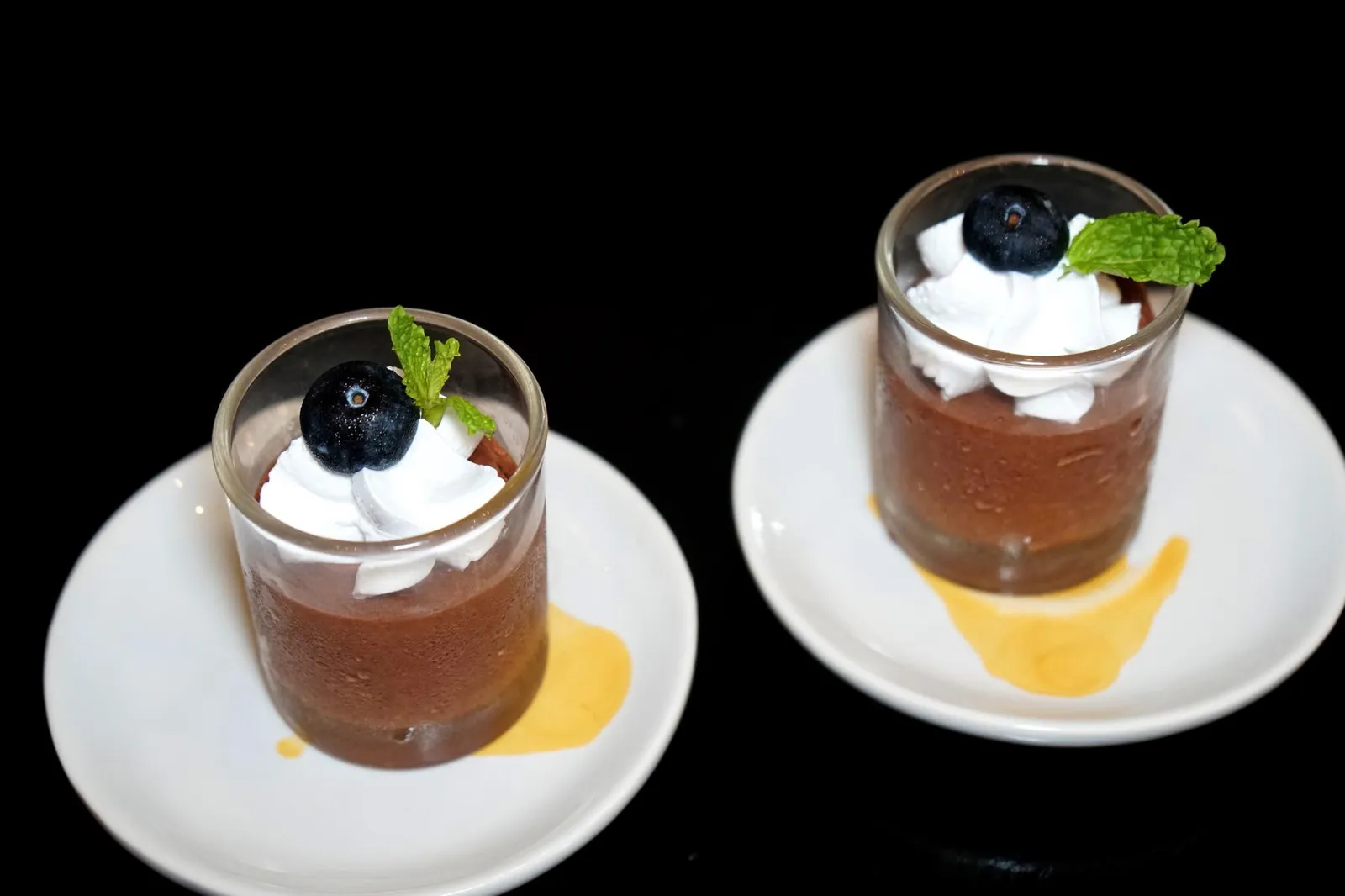 ช็อคโกแลตมูส (240++) CHOCOLATE MOUSSE A recipe brought back from Blue Elephant Brussels. Made with Dark Belgian “70% Callebaut” Chocolate. ขนมหวาน Signature Dish ของร้าน Blue Elephant ไม่ใช่ชนมไทยเเต่อย่างใด เเต่ช็อกโกแลตมูสจานนี้มีที่มาจากร้าน Blue Elephant สาขาแรกที่กรุง Brussels เมื่อกว่า 40 ปีก่อน ณ เวลานั้นขนมไทยยังไม่เเพร่หลายในยุโรป เชฟนูรอจึงใช้วัตถุดิบท้องถิ่นระดับโลกของประเทศเบลเยี่ยมอย่างดาร์คช็อกโกแลต Calebaut 70% มาทำเป็นมูสเนื้อเนียนละมุน มีรสขมเบาๆเเต่ไม่บาดคอ ทานกับช็อกโกแลตครัมเบิ้ลกรอบเเละผลเบอร์รี่สดก็เข้ากันได้ดี คลาสสิคมากๆ (13/20)