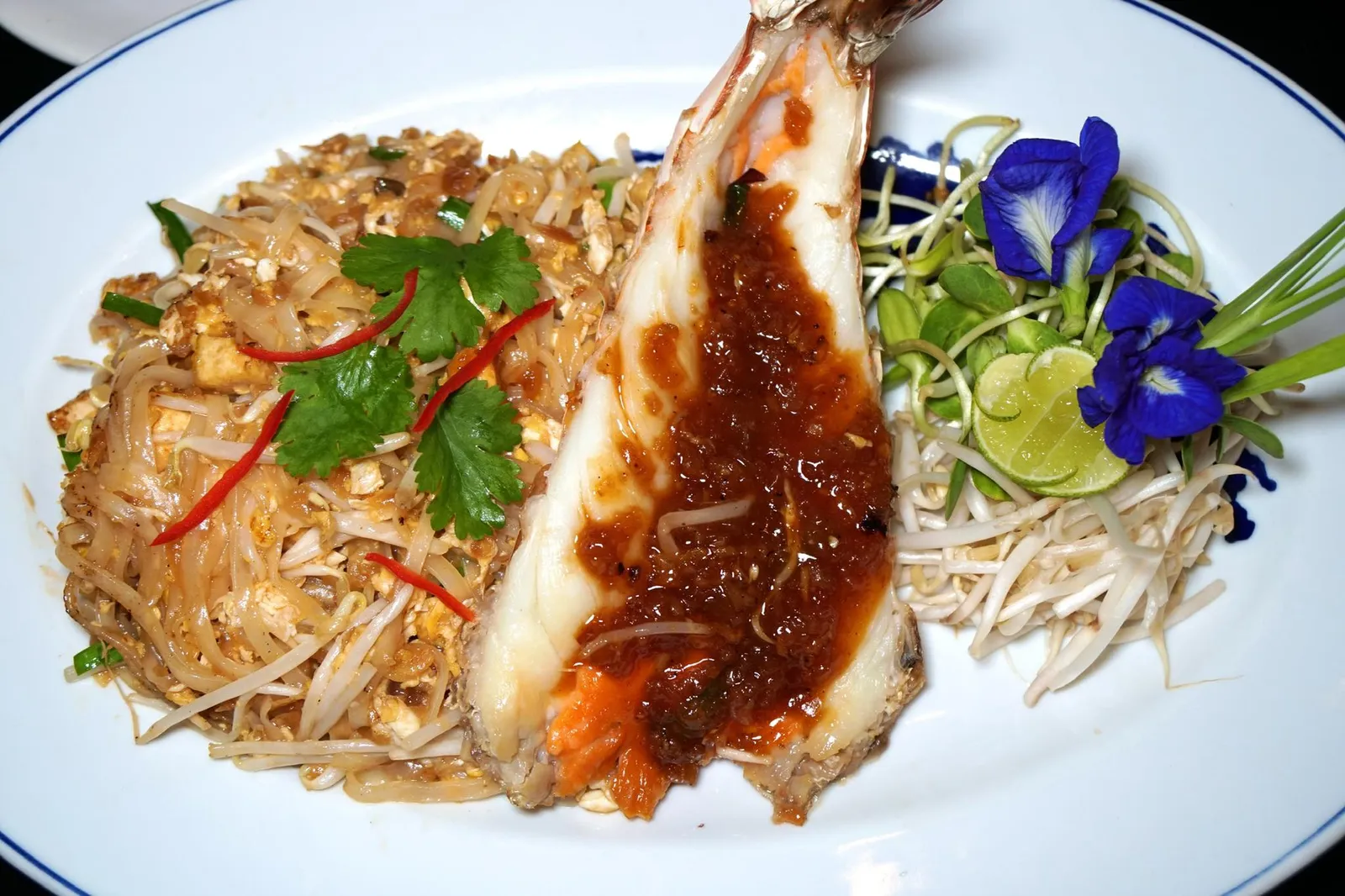 ผัดไทยกุ้งสดบลูเอเลเฟ่นท์ (780++) BLUE ELEPHANT TIGER PRAWN PHAD THAI “Chanthaburi” Rice Noodles - Fresh Deep Sea Tiger Prawns - Organic Egg ground roasted Peanuts – Tamarind - Banana Blossom - Kabok เส้นจันทน์เหนียวนุ่ม ตัดเนื้อสัมผัสกับความเเน่นของเนื้อกุ้ง ซอสมะขามรสหวานอมเปรี้ยวนิดๆ จะทานกับผัดไทยหรือกุ้งก็อร่อยมากๆ เราแอบบอกร้านไปว่าน่าจะทำออกมาเป็นถ้วยเเยกต่างหากสำหรับเติมเพิ่มอีก ฝั่งขวาคือผักเคียงต่างๆ (14/20)