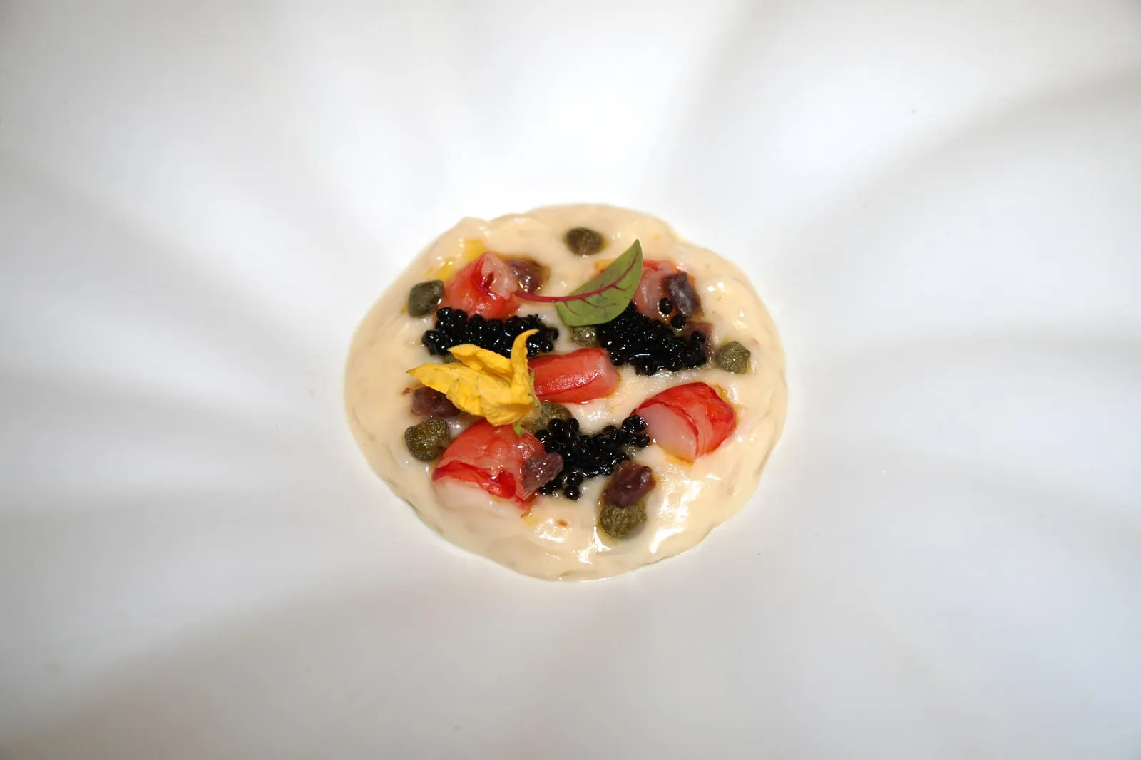 Smoked buffalo mozzarella risotto with Sicilian capers, Cantabrian anchovies, Sicilian red prawns and Siberian caviar แอบเล่านอกเรื่องกันสักนิด … ตอนที่จานนี้ยกมาเสิร์ฟเราได้พูดกับเชฟถึงสุดยอดวัตถุดิบหลักอย่าง Cantabrian Anchovies เชฟเล่าให้เราฟังว่าเเต่เดิมเชฟก็ไม่ชอบเเองโชวี่เช่นกันจนกระทั่ง 7-8 ปีก่อนมีลูกค้านำแองโชวี่จากเเคนตาเบรียมาให้ชิมแล้วเชฟเกิดประทับใจมากๆ ฉะนั้นตอนนี้หากพูดถึงเเองโชวี่เชฟจะทานเฉพาะเเองโชวี่เกรดทอปของเเคนตาเบรียเท่านั้น ส่วนตัวเราเองก็เพิ่งได้ไปเที่ยวที่เเคนตาเบรียมาเมื่อปลายปีก่อนก็ขอการันตีเลยว่าใครไม่ชอบทานเเองโชวี่อยากให้เปิดใจลองหามาชิมดู นอกจากนี้ยังขอพูดถึงกุ้งเเดง ถึงเเม้ว่าเราจะหาทานกุ้งเเดงได้ตามร้านอาหารดีๆในกรุงเทพเเต่จะหาร้านที่ปรุงให้เนื้อนุ่มหวานเหมือนในยุโรปนี่หาได้ยากมากๆเเม้กระทั่งร้านในมิชลินไกด์ก็ตาม ฉะนั้นใครที่มาทานร้านนี้ห้ามพลาดจานนี้ด้วยประการทั้งปวง (15/20)