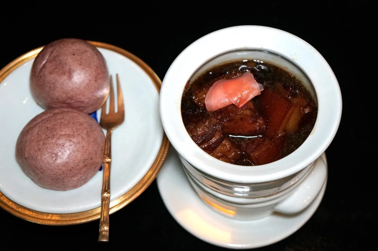 หมูฮ้อง (780++) MOO HONG Caramelized soy sauce & palm sugar - Sloane’s Prime organic pork belly - homemade organic riceberry ‘Mantou’ bun ใครมาภูเก็ตห้ามพลาดที่จะลิ้มลองอาหารพื้นบ้านอย่าง “หมูฮ้อง” โดยร้าน Blue Elephant จะจัดเสิร์ฟมาคู่กับหมั่นโถข้าวไรซ์เบอร์รี่ (15/20)