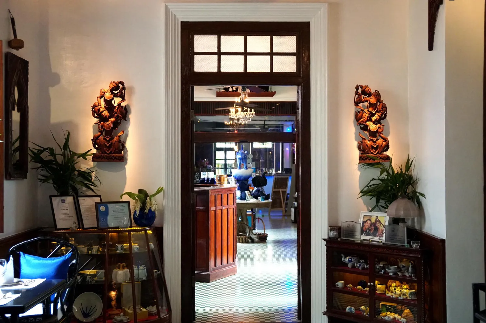 เดินถัดเข้ามาจะเป็นส่วนของ The Blue Elephant Shop สำหรับขายของที่ระลึกทั้งเครื่องเซรามิคเเละเทเบิ้ลเเวร์ภายใต้เเบรนด์ของตัวเองจากโรงงานในจังหวัดลำปาง นอกจากนี้ยังมีอาหารเเห้งอย่างพริกแกงและชารสเลิศที่เป็นสินค้าขึ้นชื่อของทางร้านอีกด้วย