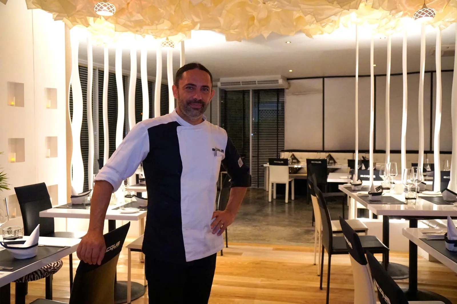 Alessandro Frau เป็นชาวเกาะ Sardinia ห่างออกไปทางตะวันตกของประเทศอิตาลี เเม้ว่าตัวเองจะเรียนจบด้าน Tourism Management จากมหาวิทยาลัยท้องถิ่น เเต่เส้นทางชีวิตเปลี่ยนไปเมื่อเขาตัดสินใจเดินทางไปศึกษาต่อวิชาภาษาอังกฤษที่กรุงลอนดอนในปี 1999 เเละทำงานเสริมเป็นผู้ช่วยเชฟในห้องอาหารหลายเเห่งรวมไปถึงห้องอาหารอิตาเลียนชื่อดังในโรงแรม Grosvenor House Hotel