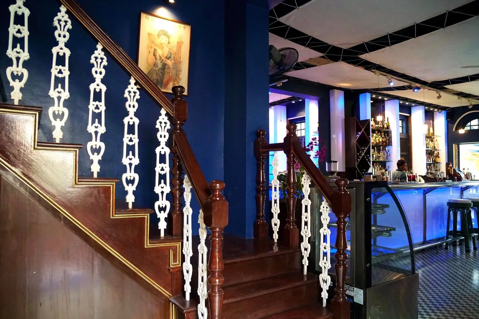 Blue Elephant ทุกสาขามีจุดเด่นที่เหมือนกันคือการตกแต่งอันวิจิตรเเละงดงาม ตั้งเเต่การเลือกตัวอาคารที่จะนำมาปรับโฉมเป็นร้านอาหารไปจนถึงการตกแต่งภายในที่เก็บทุกรายละเอียดเสมือนกับส่งลูกค้าจากต่างประเทศให้มานั่งทานอาหารอยู่ในเมืองไทย ด้วยเหตุนี้เองจึงทำให้งบประมาณด้านการตกแต่งของทุกสาขาอยู่ที่หลักหลายสิบล้านบาทรวมไปถึงสาขาภูเก็ตที่เชฟนูรอเลือกใช้คฤหาสถ์ “บ้านพระพิทักษ์ชินประชา” มาแปลงโฉมเป็นห้องอาหารไทย Fine Dining สุดหรู