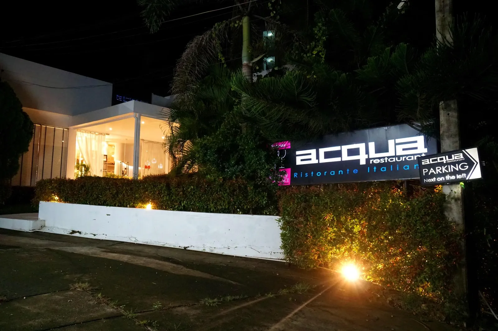 ตัวอาคารเป็นบ้านทรงโมเดิร์นสีขาว ด้านหน้าเป็นกระจกใสบ้านใหญ่ช่วยให้ห้องทานอาหารหลักดูโปร่ง ไม่อึดอัดตา ใครที่เเวะเวียนมาทานช่วงมื้อกลางวันสามารถมองออกไปเห็นวิวอันสวยงามของทะเลอันดามัน