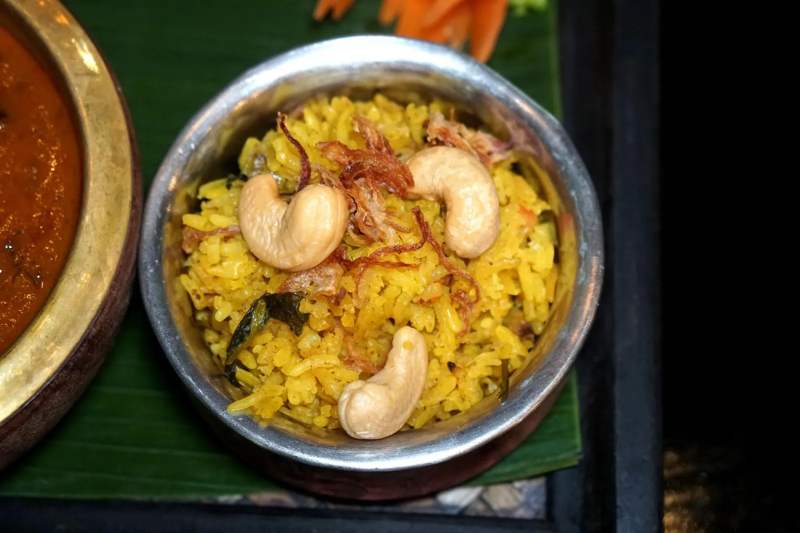 แกงสิงหลแก้มวัว ข้าวหมก โรตี (780++) SING HON CHAROLAIS BEEF CHEEK Influenced by Sri Lanka and dating back to the reign of King Rama II. Charolais beef cheek - Stewed in Coconut Milk - Organic Herbs Cinnamon - Unique Turmeric Rice - Roti - Organic Mini Cucumber Salad จะเลือกทานกับโรตีเเบบพื้นบ้านหรือข้าวหุงแซฟรอนก็เข้ากันได้ดีกับเเกงสิงหลจริงๆ (16/20)