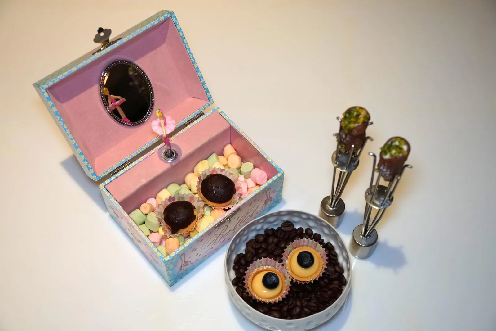 Coffee or Tea and petit four ปิดท้ายมื้ออาหารด้วยเปอตาส์โฟว์สุด cuteeeeee ! เสิร์ฟมา 3 อย่างพร้อมกัน
