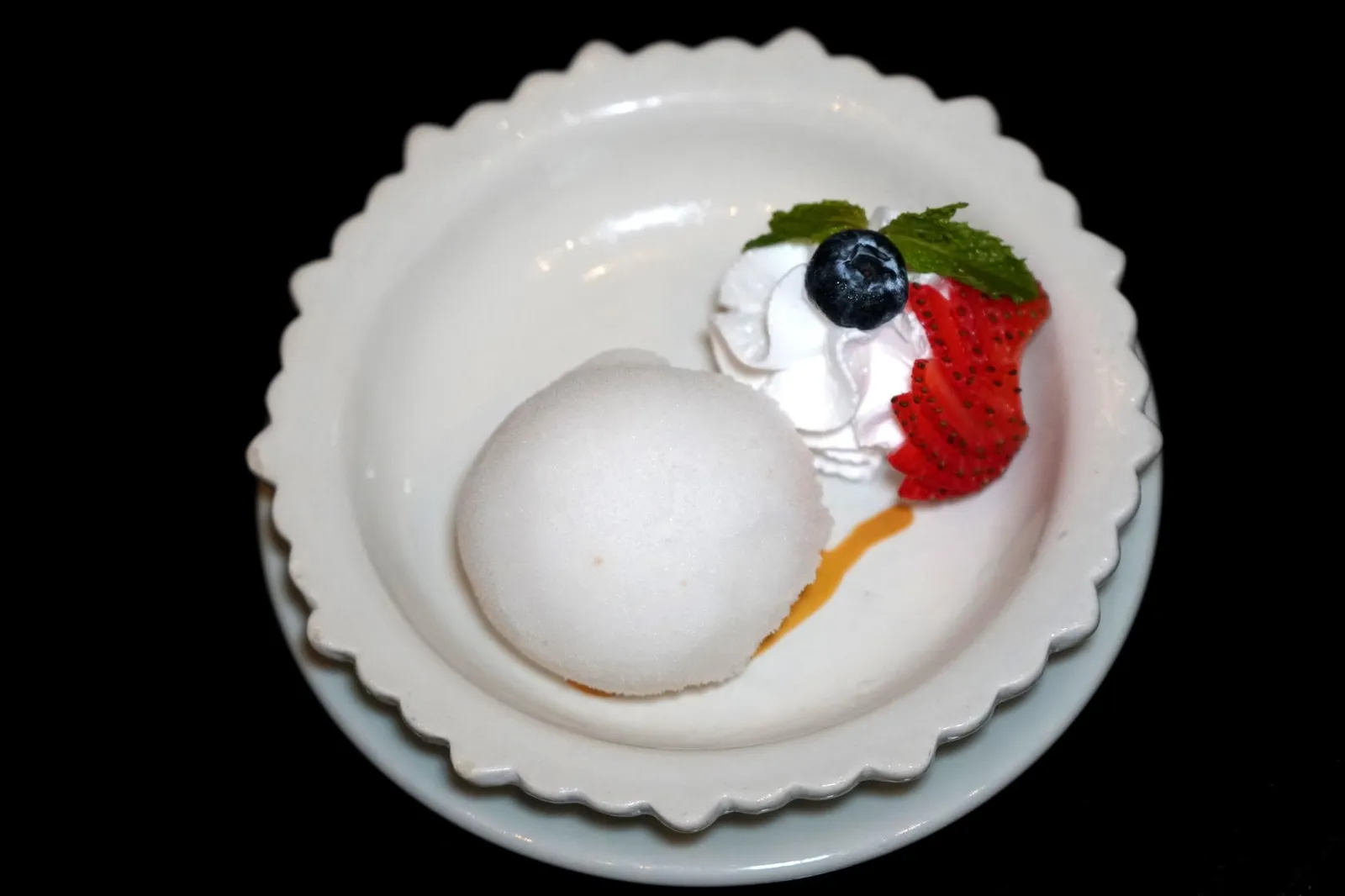ซอร์เบท และ ไอศกรีม (150++) SORBET & ICE CREAM (2 Scoops) Jasmine ice ceam อย่ามองข้ามไอศกรีมเเละซอร์เบท์ของที่นี่โดยเฉพาะไอศกรีมดอกมะลิที่มีกลิ่นหอมเด่นชัดมากๆ เสิร์ฟมากับวิปปิ้งครีมที่ทางร้านตีเองกับมือและสตรอว์เบอร์รี่ฝานบางๆ (13/20)