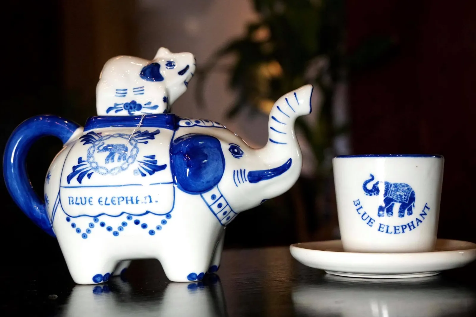 อีกหนึ่งไฮไลท์คือชาสูตรพิเศษของทางร้าน ใครติดใจสามารถหาซื้อได้ที่ The Blue Elephant Shop