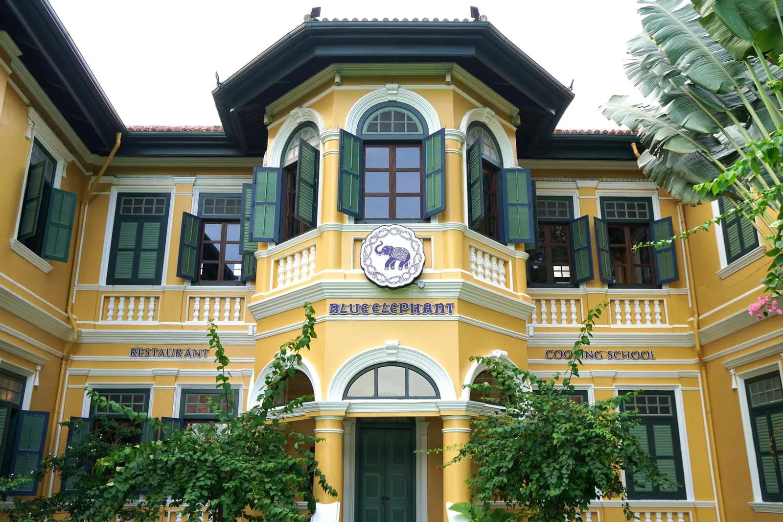ด้วยความที่บ้านพระพิทักษ์ชินประชาตั้งอยู่ในย่าน Phuket Old Town ทำให้การเดินทางไปร้านค่อนข้างสะดวกสบาย ใครที่ขับรถผ่านประตูรั้วเข้ามาทุกคนจะพบกับตัวคฤหาสถ์พร้อมสวนขนาดใหญ่