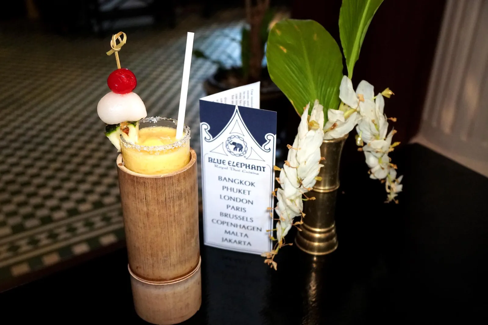 เครื่องดื่ม Mocktail ที่เราดื่มในวันนี้มีส่วนผสมของสับปะรด ส้ม และมะม่วง