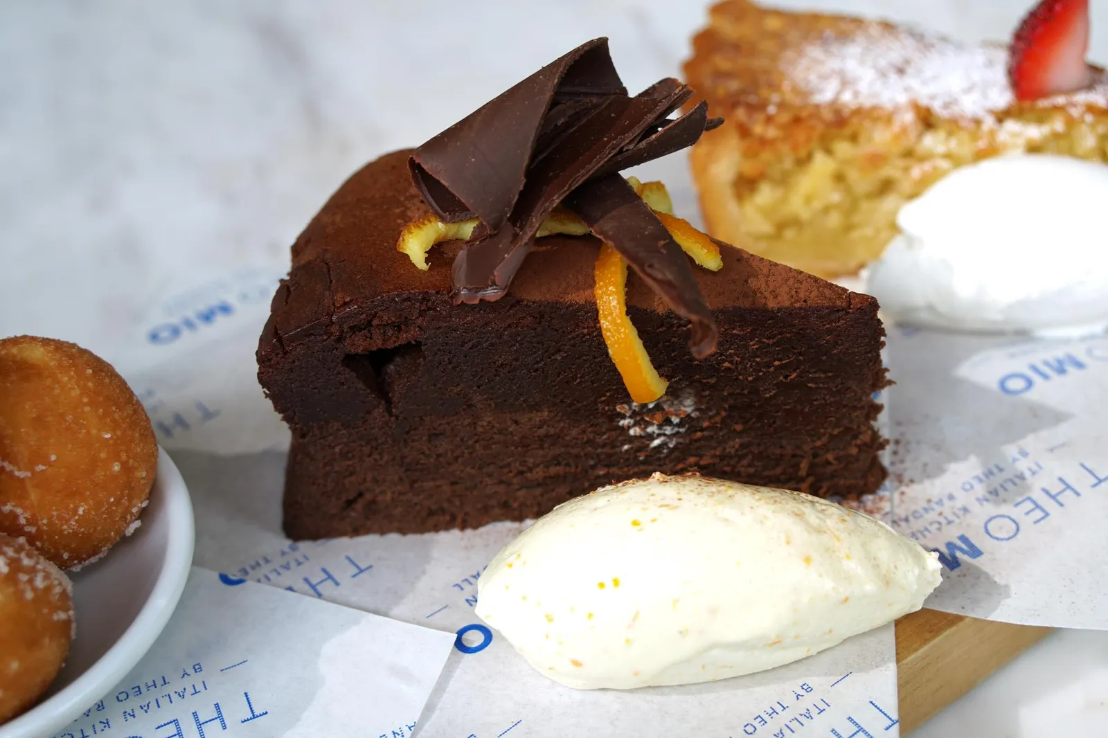 Torta di Cioccolato con Arancio Chocolate cake with orange mascarpone cream เค้กดาร์คช็อกโกแลตสูตรเดียวกับรา้นในสาขากรุงลอนดอน เค้กเนื้อนุ่มเนียน รสชาติเข้มข้นท ทั้งยังมีส่วนของส้มให้กลิ่นหอมเเละรสขมเบาๆเป็นอาฟเตอร์เทส (12/20)