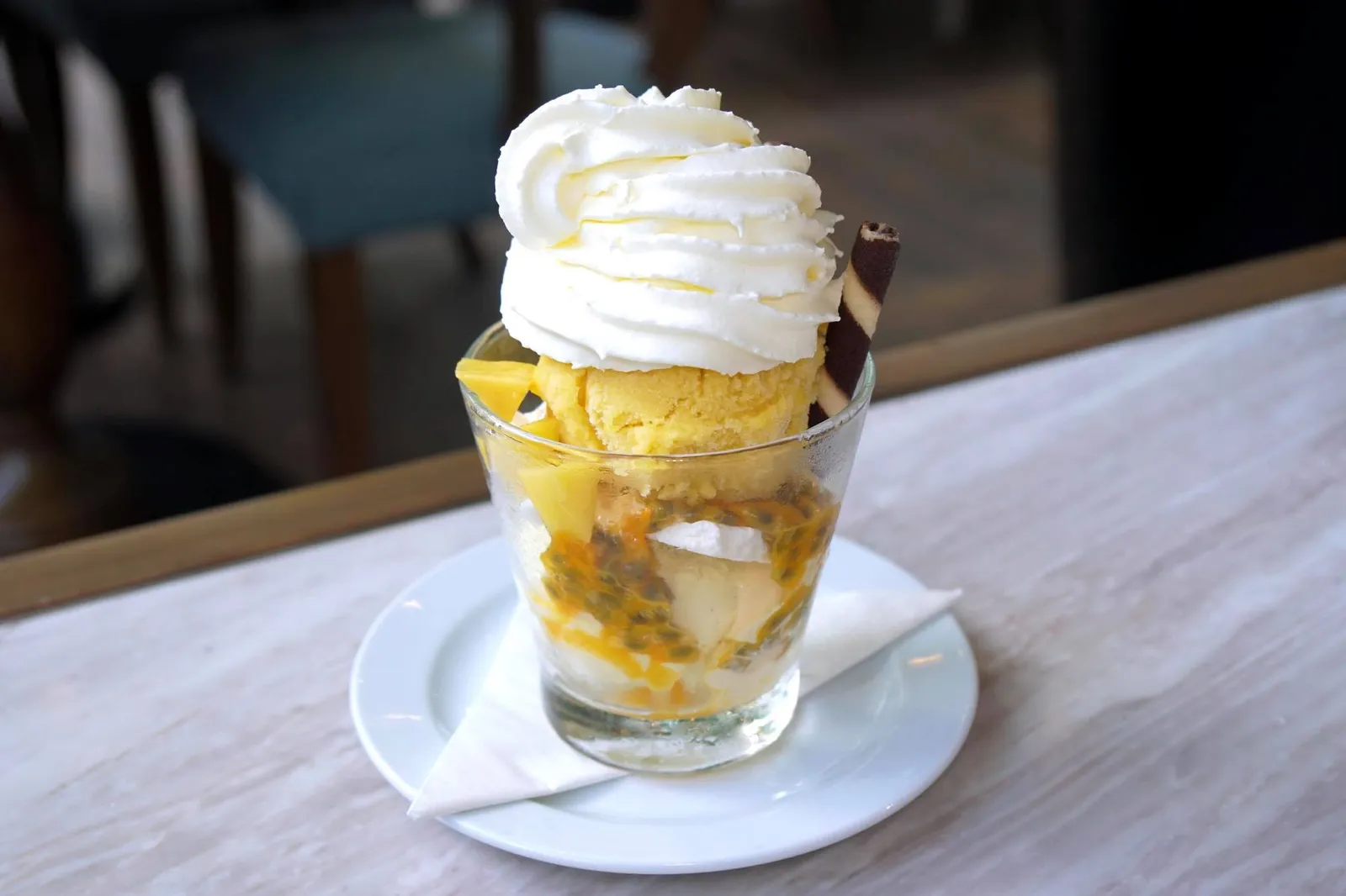Mango Pavlova (200++) Mango sorbet and vanilla ice cream with mango, passion fruit, meringue, custard and whipped cream ใครที่ชอบไอศกรีมเเนะนำให้สั่งพัฟโลวา สำหรับสูตรของร้านทีโอมีโอ้ใช้ไอศกรีมวานิลลาทอปด้านบนด้วยวิปครีม ด้านล่างตัดด้วยรสหวานของมะม่วงสุกหั่นเต๋าและความเปรี้ยวของเสาวรส (12/20)
