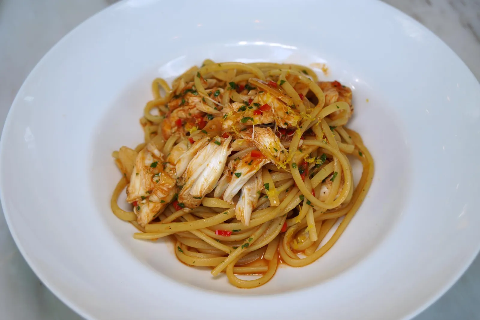 Linguine con Granchio (550++) With jumbo crab meat, chilli, garlic and /lemon zest ทุกครั้งที่เรากลับมาทานที่ Theo Mio เมนูบางอย่างจะปรับเปลี่ยนไปตามฤดูกาล เเต่จานหนึ่งที่คงอยู่ตลอด ไม่เคยถูกถอดออกจากเมนู เเละเราเองก็ต้องสั่งทุกครั้งคือพาสต้าลิงกวินี่เสิร์ฟมาที่ความสุกเเบบ Al Dente กับเนื้อปูก้อนโต ความกรึบเบาๆของเส้นตัดกันกับความนุ่มของเนื้อปูได้อย่างลงตัว กลิ่นหอมของเนื้อปูเสิรมกันกับกลิ่นหอมของกระเทียม เราชอบที่เชฟตั้งใจใส่ผิวเลมอนลงไปนิดๆเพื่อดึงรสหวานของเนื้อปูให้เด่นชัดมากยิ่งขึ้น จานนี้เเอดมินเเนะนำเลยว่าต้องสั่งถ้ามาทานที่นี่ (14/20)