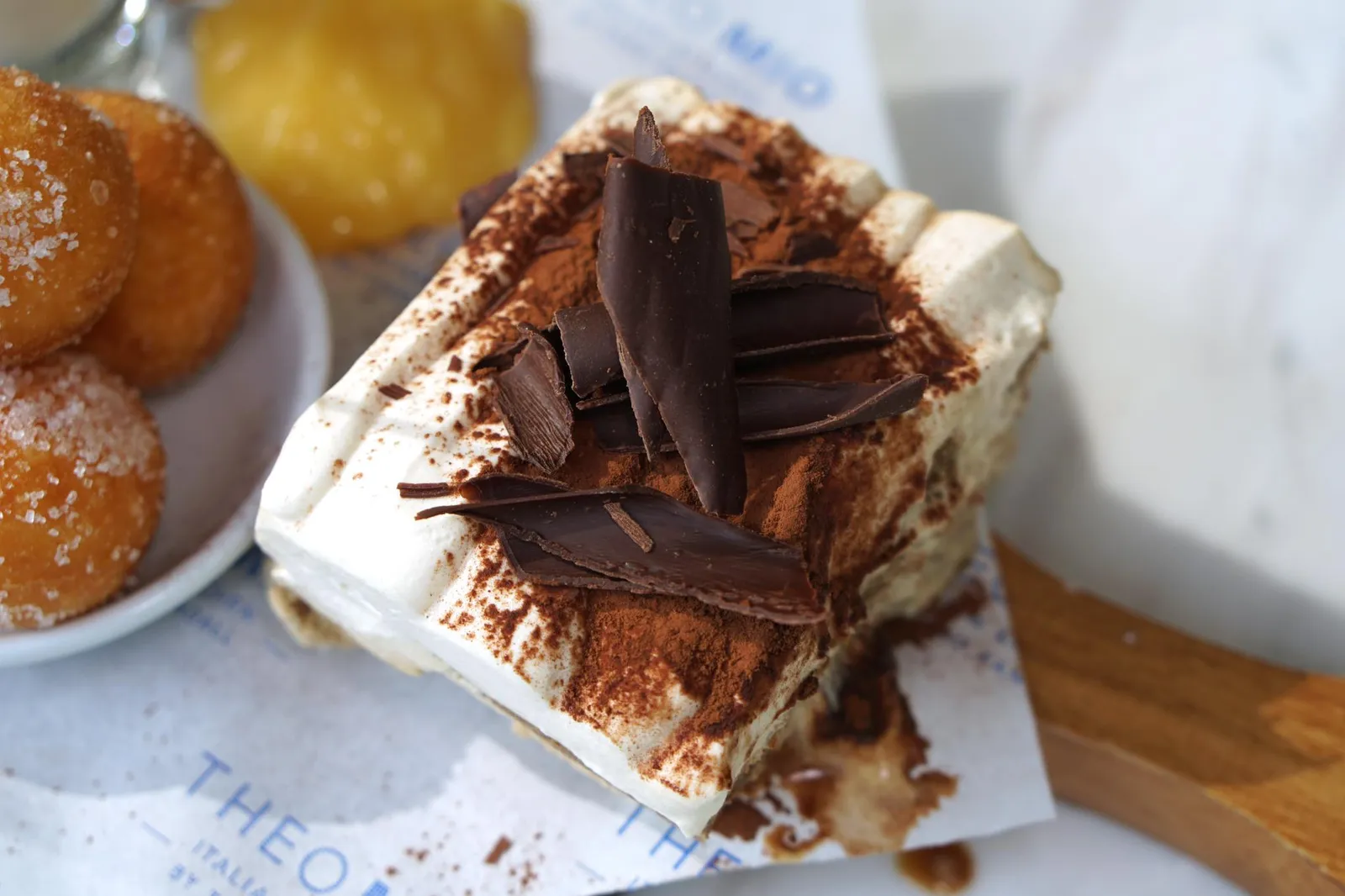 Tiramisu Home-made with savoiardi biscuits, coffee, mascarpone and masala แต่พระเอกของบอร์ดต้องยกให้กับทิรามิสุ เชฟใช้ savoiardi หรือเลดี้ฟิงเกอร์จุ่มลงไปในกาแฟ จากนั้นนำมาจัดเรียงเป็นชั้นด้านบนคือมัสตาโปเน่ครีมชีสหอมมัน เชฟบาลานซ์จากนั้นโรยด้วยผงช็อกโกแลตที่ด้านบน โดยทิรามิสุถือเป็นขนมหวานที่ดีที่สุดบนแทสติ้งบอร์ดเลยทีเดียว (13/20)