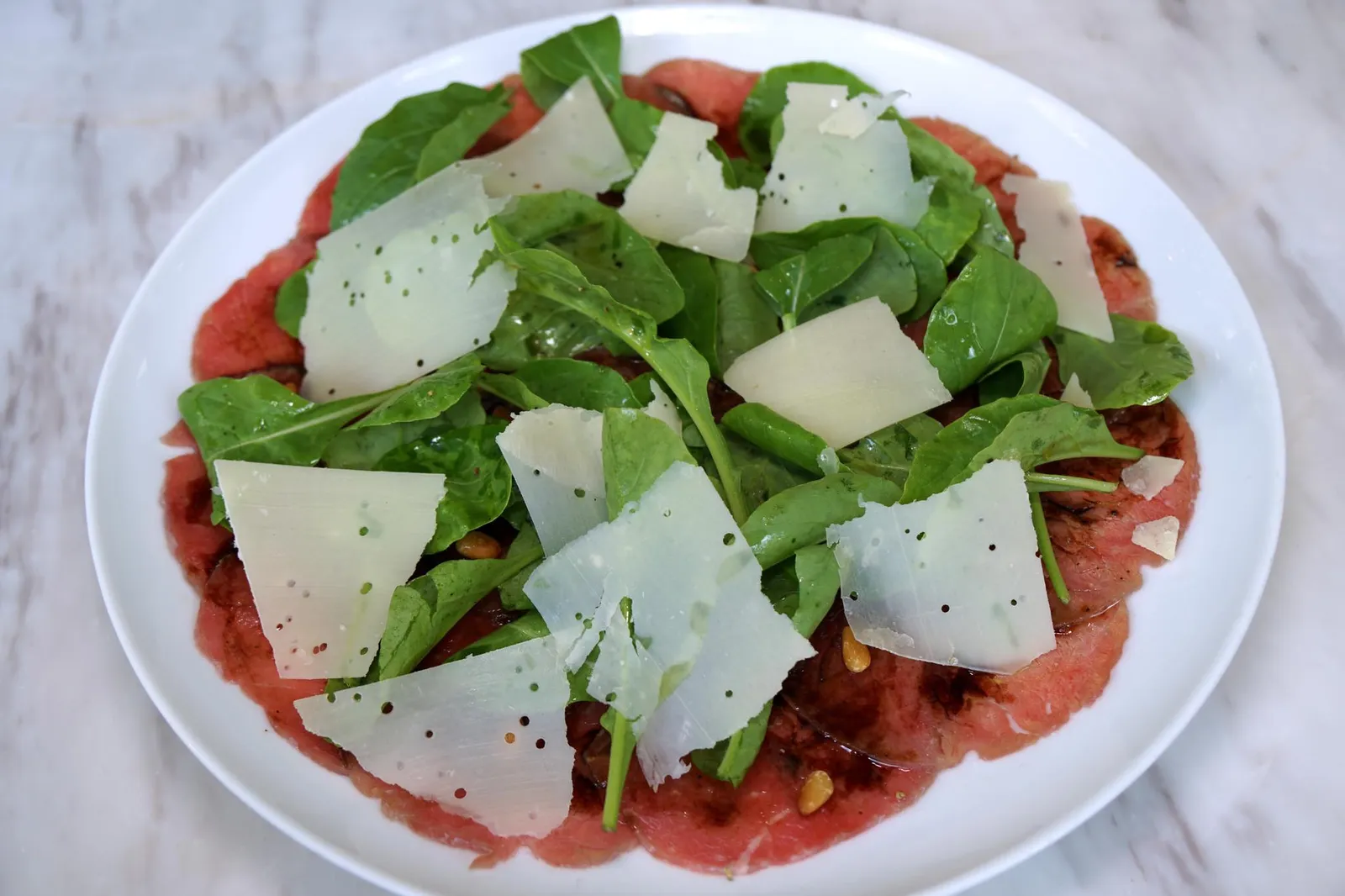 Carpaccio di Manzo (480++) Beef fillet, pine nuts, rocket, Parmesan and balsamic สำหรับ Antipasti วันนี้เราเลือกทานเป็นคาปาซโช่ เชฟเลือกใช้เนื้อวัวออสเตรเลียดิบมาแล่เป็นชิ้นบางๆ เนื้อวัวนุ่มพอประมาณและไม่มีกลิ่น ด้านบนเป็นผักร็อกเก็ตคุณภาพเคี้ยวๆไปไม่มีกลิ่นเหม็นเขียว เชฟโรยเมล็ดสนช่วยเพิ่มความกรอบ ทอปด้านชีสพาเมซานให้รสออกเค็ม ตัดด้วยความเปรี้ยวอมหวานของน้ำส้มสายชูบัลซามิค (13/20)