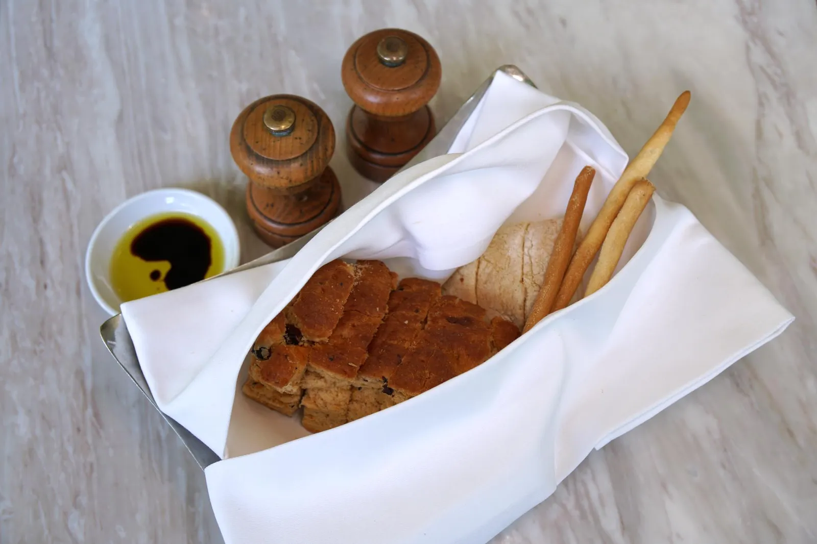 Italian Bread เริ่มต้นมื้ออาหารด้วยตะกร้าขนมปังอิตาเลียนทานกับน้ำมันมะกอกเอ็กซ์ตร้าเวอร์จิ้นเเละน้ำส้มสายชูบัลซามิค กริสซินี่ที่นี่ใส่โรสแม่รี่เข้าไปด้วยทำให้มีกลิ่นหอมชวนทานมากๆ