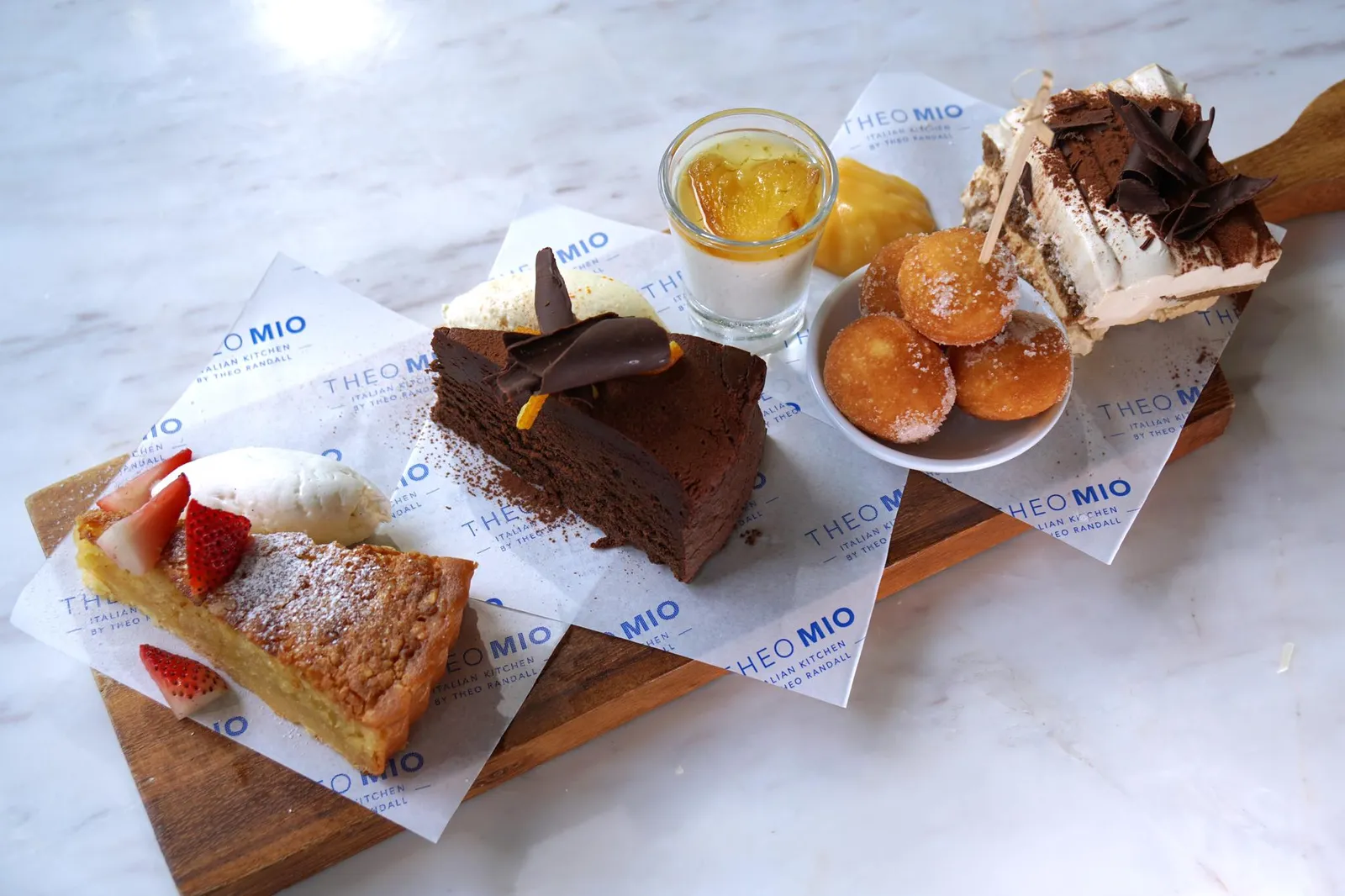 Selezione di Dolci Theo Mio (600++) A tasting board of Theo’s dolci ส่วนสายหวานเราขอเเนะนำ Tasting Board ที่ได้รวบรวมขนมหวานทุกอย่างในเมนูขนมมาไว้ในบอร์ดเดียว