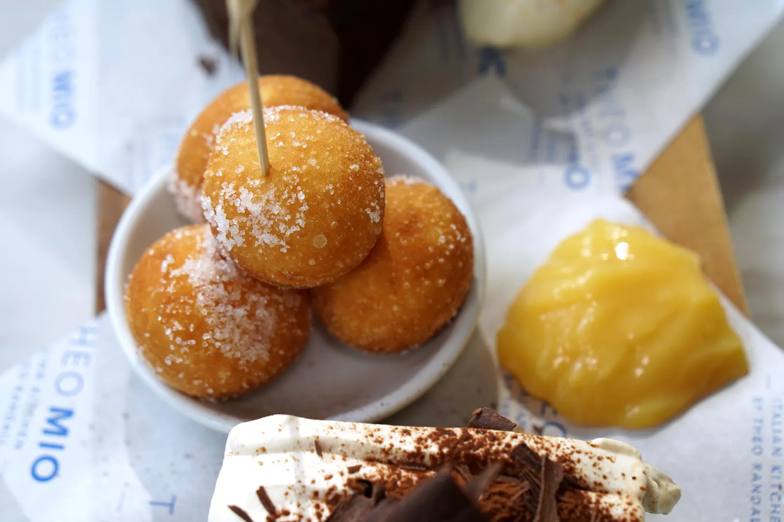 Bomboloni Mini doughnuts, lemon curd and custard เริ่มจากบอมโบโลนี่หรือโดนัททรงกลมขนาดจิ๋วสไตล์อิตาเลียนโรยน้ำตาล เสิร์ฟให้ทานกับครีมคัสตาร์ดเลมอนรสเปรี้ยว (12/20)