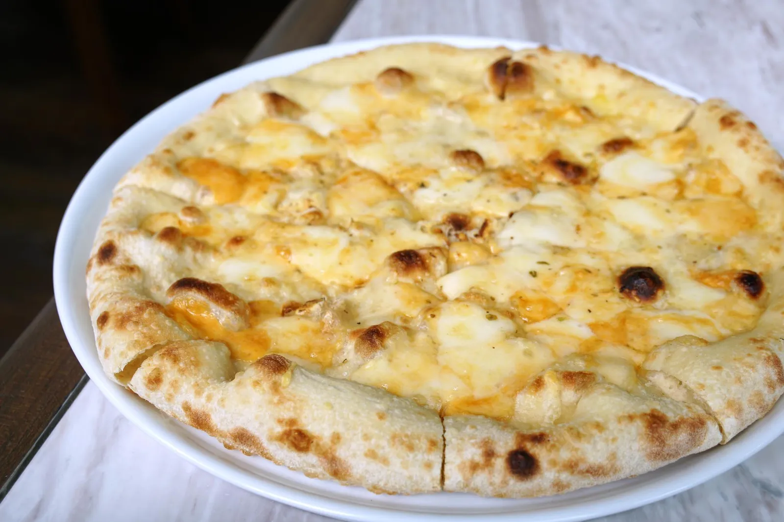 Pizza Quattro Formaggi (485++) Mozzarella, taleggio, gorgonzola and Parmesan เเม้จะเป็นร้านระดับ Fine Dining แต่ Theo Mio ก็ยังคงมีพิซซ่าเตาฟืนบริการ วันนี้เราลองทานพิซซ่าหน้าโฟว์ชีสขอบเหนียว นุ่ม ตรงกลางมีชีส 4 อย่างคือ Mozzarella, taleggio, gorgonzola และ Parmesan เสิร์ฟมาถาดใหญ่ขนาดพอทานสำหรับ 3-4 คน (13/20)