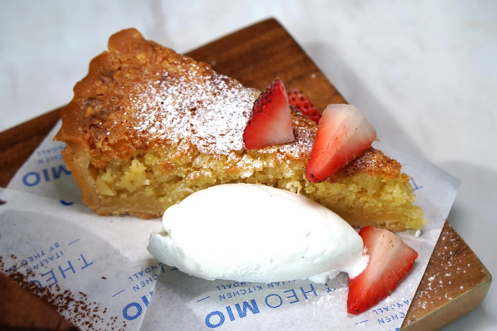 Tarta di Mandorla Almond tart with strawberries ทาร์ตถั่วอัลมอนต์หั่นมาเป็นชิ้น ชิ้นนี้ตัวผิวแป้งด้านนอกทำออกมาค่อนข้างเเข็ง ทานกับครีมเเละสตรอว์เบอร์รี่ (12/20)