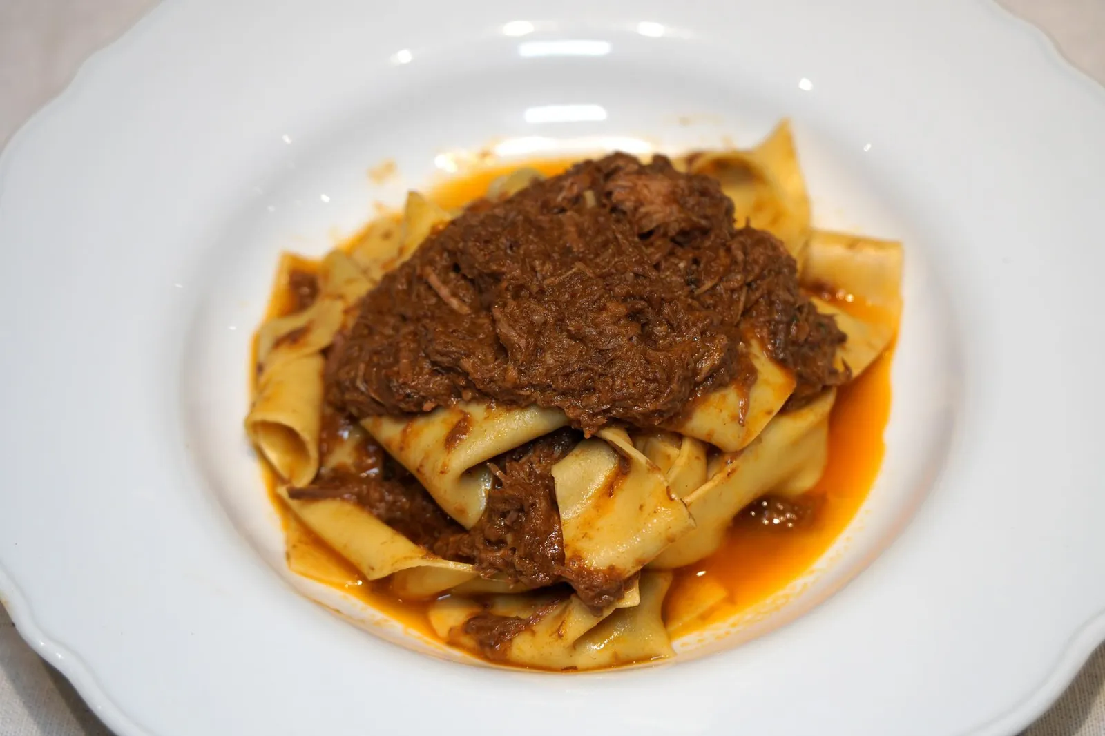 Pappardelle Al Cinghiale (460++) Pappardelle Pasta with Wild Boar Ragu จานนี้คือ Pappadelle หรือพาสต้าปัปปาเดลเล่เส้นสดมีลักษณะเป็นแผ่นบางกว้าง เสิร์ฟที่ความสุกระดับ Al Dente ด้านบนคือซอสรากูทำจากหมูป่า มีรสชาติเข้มข้น เนื้อหมูเปื่อยนุ่ม ทานเเล้วมีกลิ่นหอมเฉพาะตัวของหมูป่าเด่นชัดเจน (12/20)