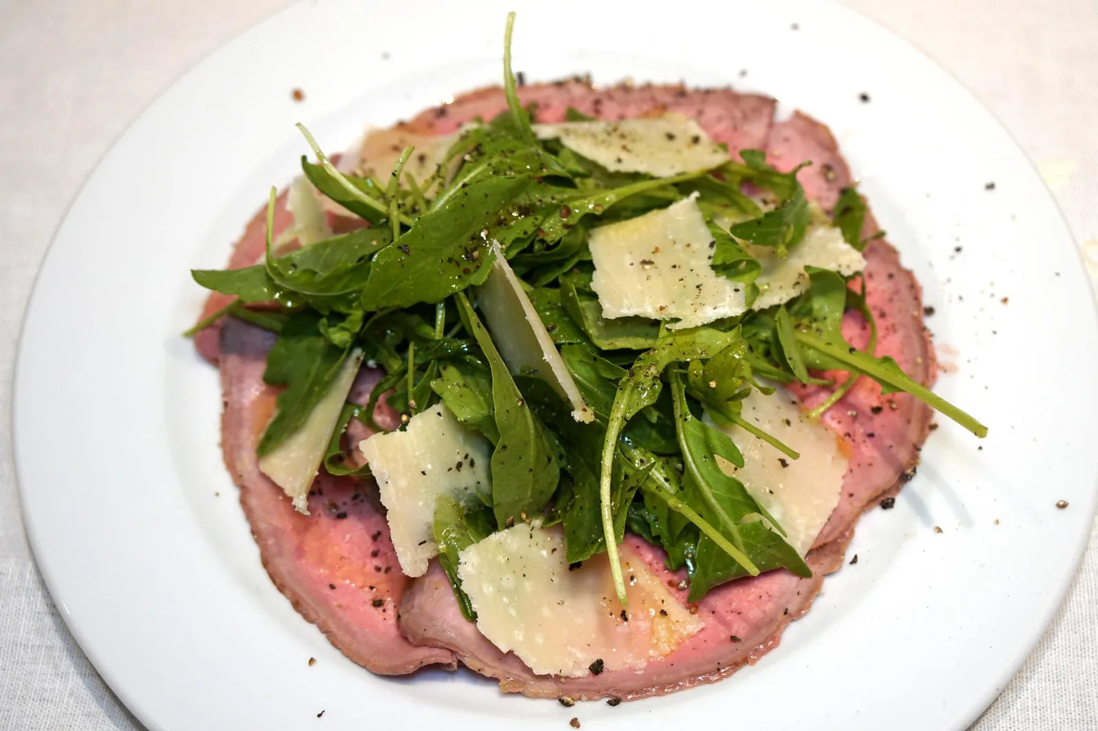 Carpaccio Di Roastbeef (250++) Roasted Beef Carpaccio with Rocket Salad and Parmigiano ถัดมาคือเมนูคลาสสิคอย่างกาปาชโช่ ต่างจากร้านทั่วๆไปที่มักเสิร์ฟเป็นเนื้อดิบ ที่ Giglio นำเนื้อวัวไทยมาสไลด์บาง นำไปย่างเพียงเล็กน้อย ด้านบนโรยด้วยสลัดผักร็อคเก็ต พาเมซาน และพริกไทยพอประมาณ ด้วยความที่เป็นเนื้อวัวไทยทำให้กาปาชโช่จานนี้มีราคาเพียง 250 บาทเท่านั้น เเต่ก็เเลกมาด้วยเนื้อสัมผัสของเนื้อที่ยังต้องเคี้ยวอยู่บ้าง ไม่ได้นุ่มมากนัก สลัดผักร็อคเก็ตกรอบดี ไม่มีรสขม โดยรวมถือว่าพอใช้ได้ (12/20)