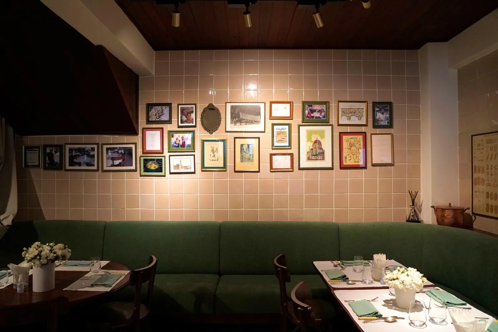 เพื่อนๆสายอาหารยุโรปหลายคนน่าจะคุ้นชินกับอาหารอิตาเลียนที่มีร้านจำนวนมากกระจายตัวอยู่ทั่วทั้งกรุงเทพ แต่รู้หรือไม่ว่าอาหารอิตาเลียนก็ไม่ต่างจากอาหารไทยที่แบ่งเเยกย่อยลงไปตามภูมิภาคหรือเเคว้นต่างๆ วันนี้แอดมินขอเปลี่ยนบรรยากาศจากการนำเสนอห้องอาหาร Fine Dining ที่เต็มไปด้วยเมนูอันซับซ้อนไปพบกับร้านอาหารอิตาเลียนบ้านๆสไตล์ Tuscan ที่นำเสนอรสชาติออกมาตรงตามต้นตำรับในราคาเอื้อมถึง
