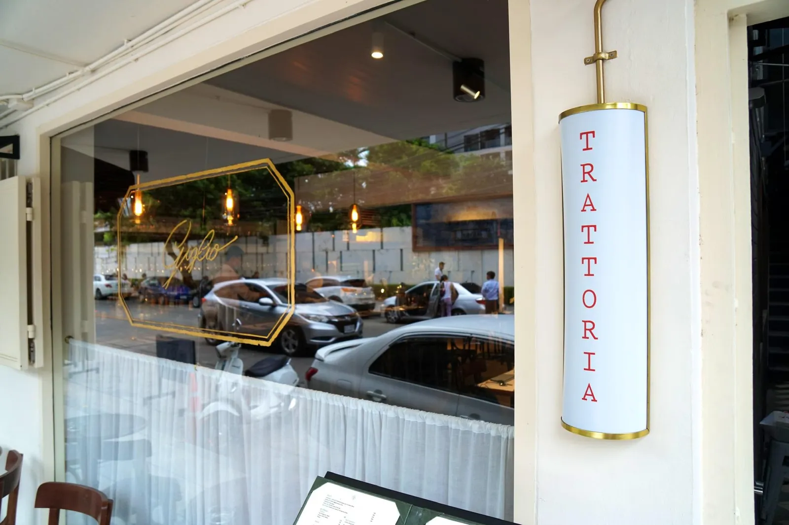 เชฟ Manuelo Pintore เป็นชาวเมือง Florence โดยกำเนิดได้มองเห็นช่องว่างของร้านอาหารอิตาเลียนซึ่งมีอยู่มากมายในกรุงเทพแต่กลับไม่มีร้านไหนเลยที่นำเสนออาหารพื้นถิ่นของเเคว้น Tuscany ให้คนกรุงได้สัมผัสจึงได้ชักชวนเชฟ Paolo Vitaletti มาเปิดร้านเล็กๆสไตล์ Trattoria ที่สาทรซอย 12 โดยใช้ชื่อว่า Giglio