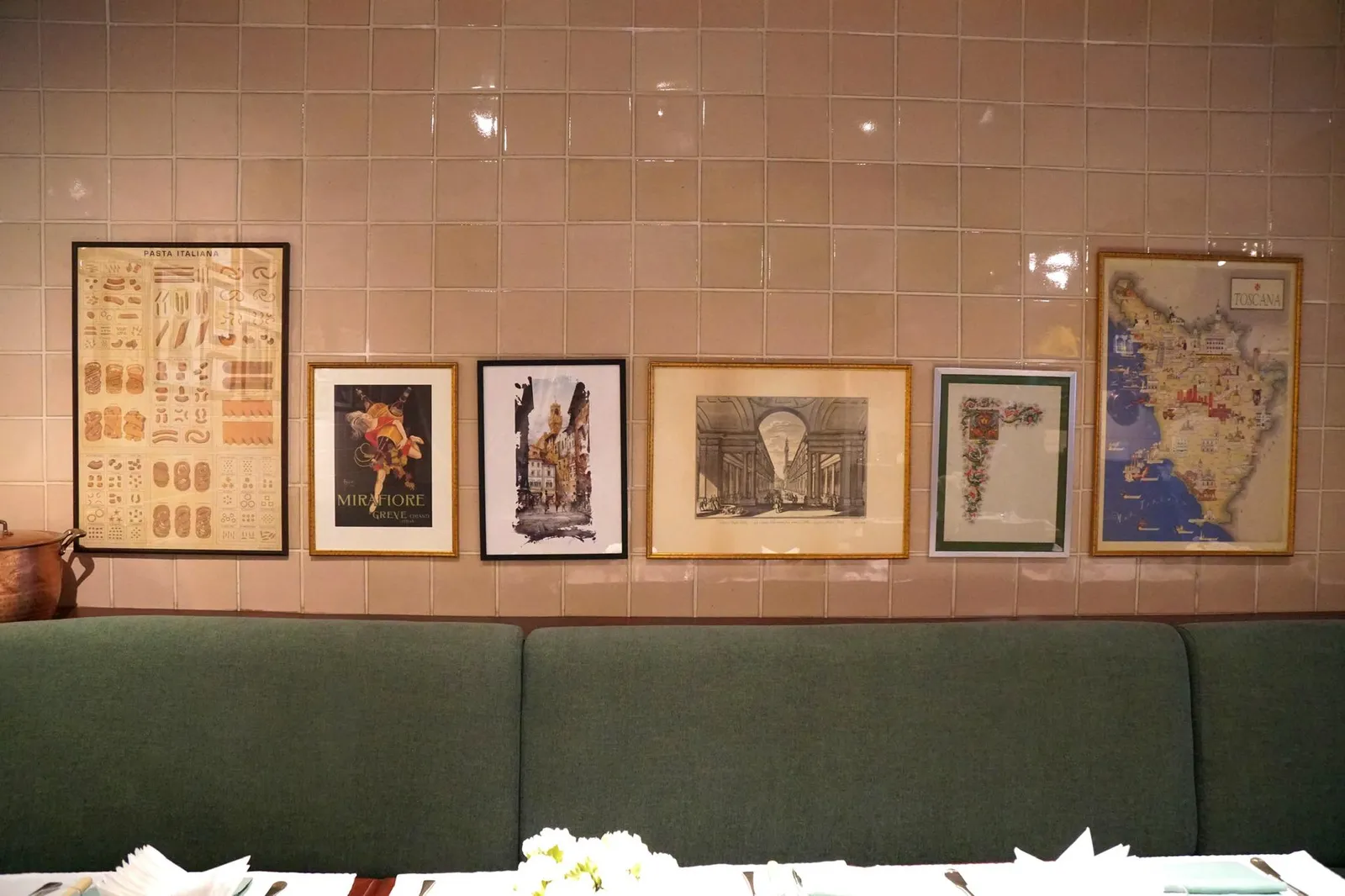 ภาพของพาสต้าแบบต่างๆ, ภาพโฆษณาของ Mirafiore Winery, ภาพวาดของ Palazzo Vecchio, ภาพสเกตช์ของ Galleria dell'Accademia di Firenze (ด้านในมีรูปปั้น David จัดเเสดงไว้อยู่) และภาพแผนที่โบราณของเมืองเล็กใหญ่ต่างๆในแคว้น Tuscany