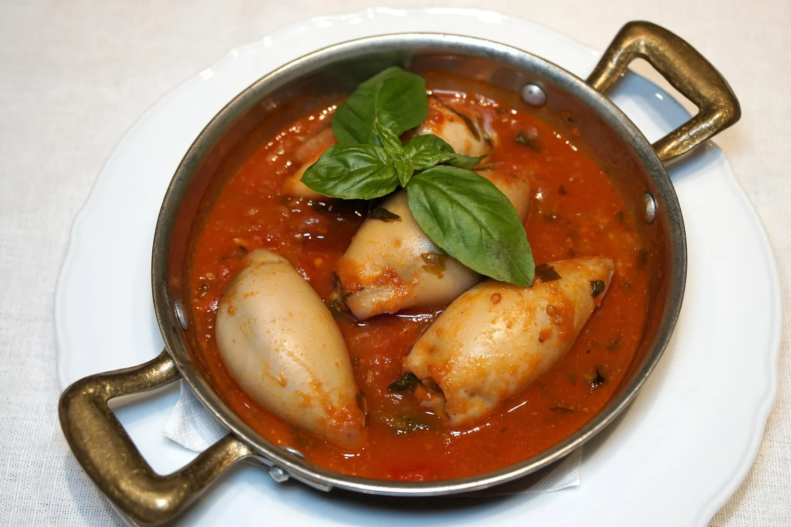 Calamari Ripieni (400++) Spinach Stuffed Squid in Spicy Tomato Sauce สำหรับ Secondi หรือเมนคอร์สขอเเนะนำเมนูคลาสสิคอย่าง Calamari Ripieni เชฟใช้ปลาหมึกตัดส่วนหนวดออกไป ยัดไส้ด้านในด้วยผักโขม จากนั้นนำลงไปเคี่ยวในน้ำซอสมะเขือเทศเดือดๆ สำหรับโปรตีนหลักอย่างปลาหมึกทำออกมาได้นุ่ม เด้ง ไม่เหนียว ไม่หดตัว บ่งบอกระดับความสุกที่พอดี ในขณะที่ผักโขมด้านในนุ่มละมุน น้ำซอสมะเขือเทศให้รสชาติเปรี้ยว อุมามิ เสิร์ฟมาในกระทะจิ๋ว น่าทานสุดๆ (13/20)