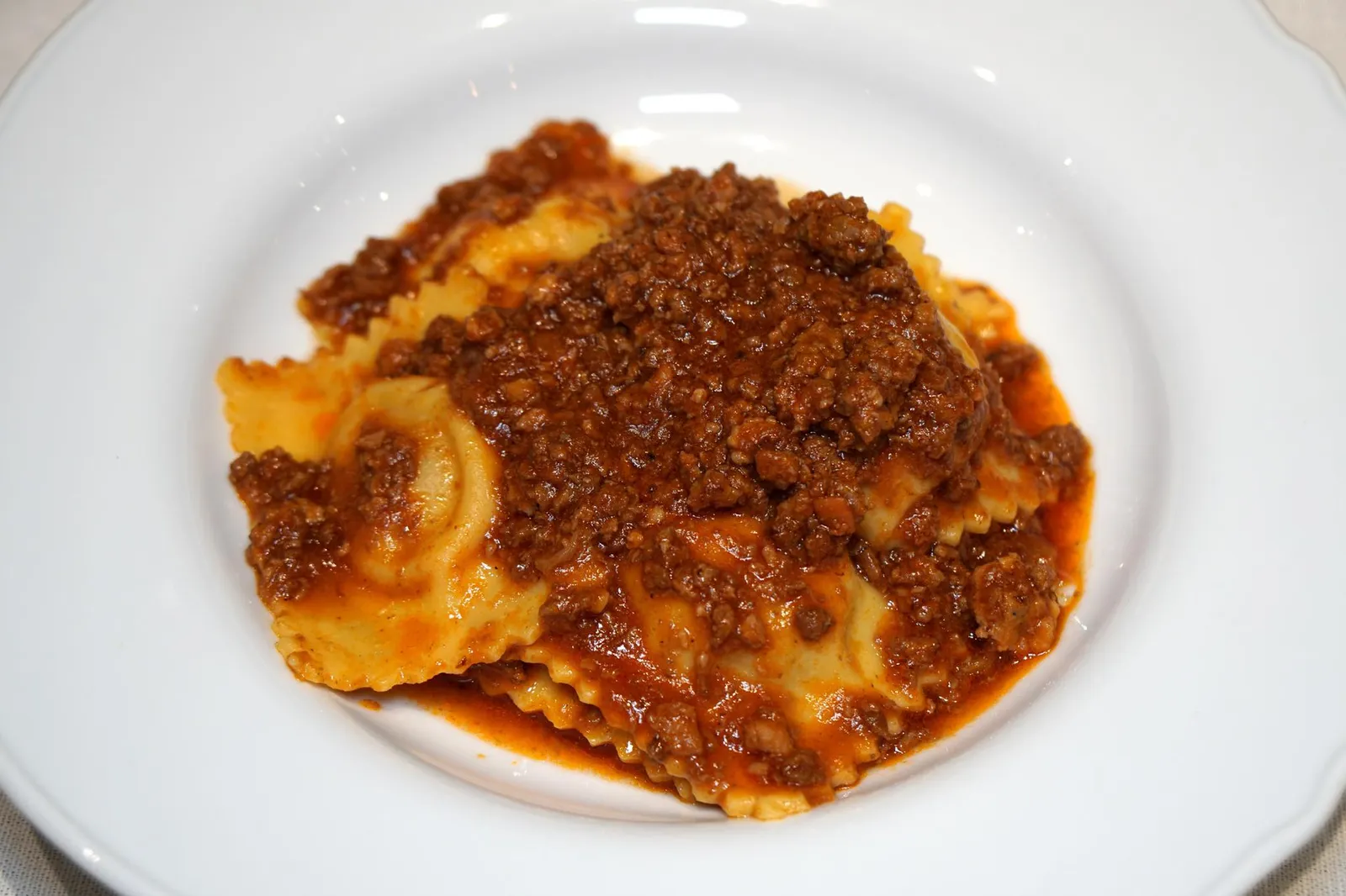 Tortelli Di Patate Alla Mugellana (360++) Homemade Potato Ravioli served with Meat Raguสำหรับ Primi หรือพาสต้าจานเเรกคือราวิโอลีหรือพาสต้าทรงเกี๊ยวอิตาเลียน เชฟทำออกมาเป็นรูปสี่เหลี่ยม ด้านในสอดไส้มันฝรั่งบดเนื้อเนียนละเอียด ราดด้วยซอสเนื้อสไตล์ทัสคันรสชาติเข้มข้น เนื้อสับนุ่ม หอม เข้ากันดีกับมันฝรั่งถือเป็นจานที่เราขอเเนะนำสำหรับคนทานเนื้อ (13/20)