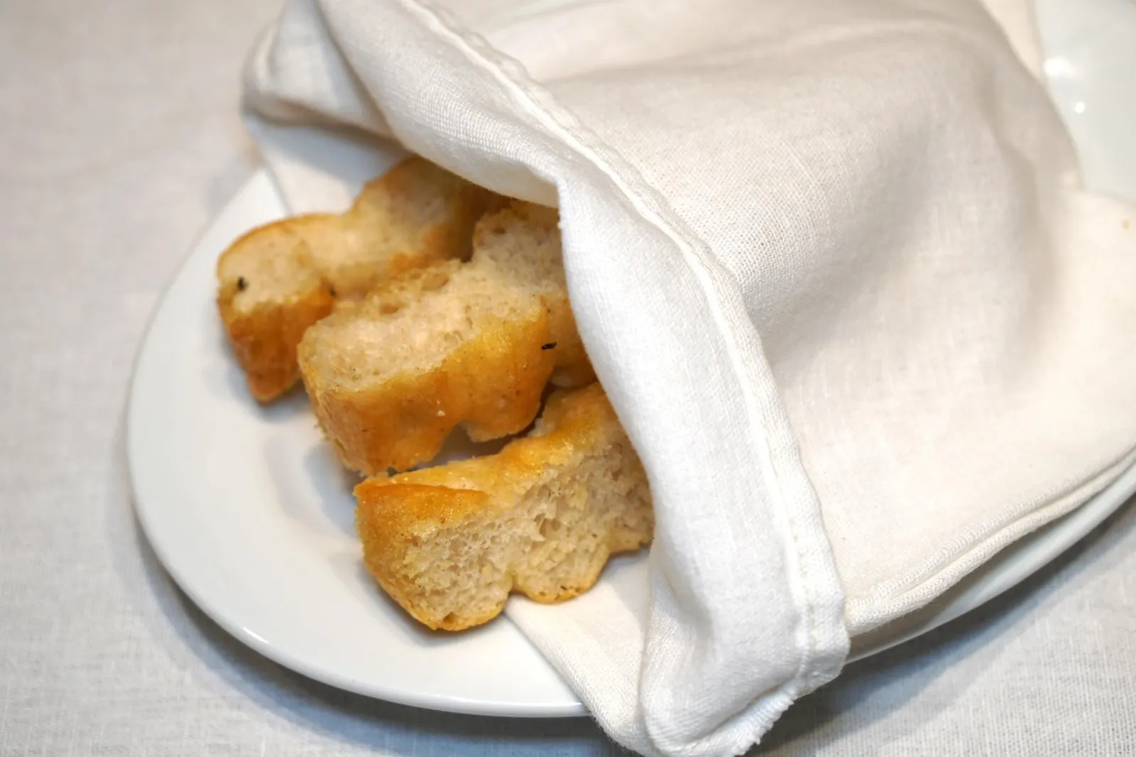 Italian Bread ขนมปังที่นี่ผิวกรอบ เนื้อเเน่น มีกลิ่นหอม ทานเล่นเพลินๆได้ระหว่างรออาหาร