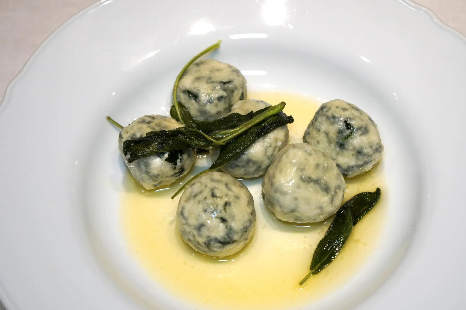 Gnudi Burro E Salvia (380++) Spinach and Ricotta Dumpling in Butter Sage Sauce ถัดมาคือ Gnudi (อ่านว่า ยูดี้) เป็นพาสต้าทรงเกี๊ยวที่มีต้นกำเนิดมาจากเเคว้น Tuscany โดยตรง มีหน้าตาคล้าย gnocchi เเต่เปลี่ยนวัตถุดิบหลักจากการใช้มันฝรั่งมาเป็นรีคอตต้าชีสเเละผักโขมแทน จานนี้เชฟนำไปเคล้ากับเนยและใบเสจเพียงเท่านั้น ตอนทานจะได้กลิ่นหอมนมของรีคอตต้าเสริมด้วยกลิ่นเนยเเละความนุ่มของผักโขม ด้วยรสชาติที่ไม่โดดเด่นแอดมินขอแอบกระซิบว่านี่คือจานคลาสสิคที่อาจไม่ถูกใจคนไทยที่ไม่คุ้นเคยกับพาสต้าสไตล์นี้สักเท่าไหร่ (11/20)