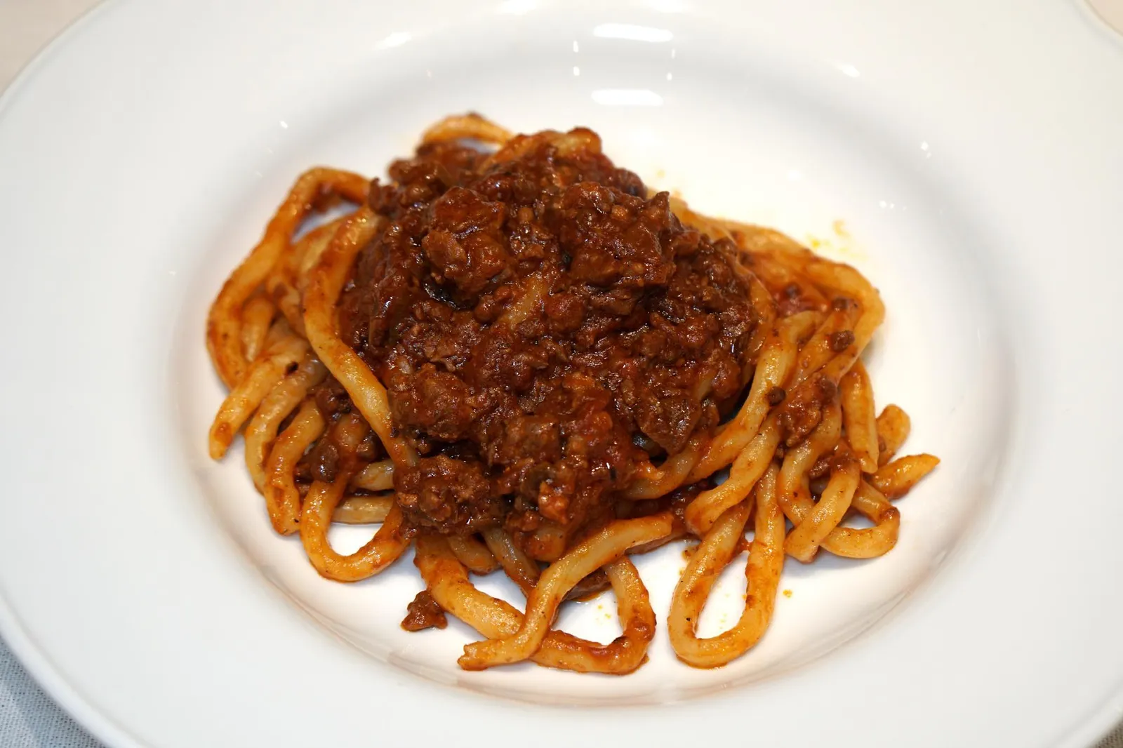 Pici Al Ragu Di Salsiccia (380++) Pici Pasta with Sausage and Porcini Mushroom Raguเเต่สุดยอด Signature Dish ที่ดีที่สุดของทางร้านต้องยกให้กับพาสต้าเส้น Pici พาสต้าที่มีต้นกำเนิดมาจากเมือง Sienna ในเเคว้น Tuscany เชฟทำเนื้อสัมผัสของเส้นออกมาได้ดีมากๆ มีความหนาพอเหมาะ เคี้ยวหนึบ ไม่เหมือนจานอื่นๆ จับคู่กับซอสรากูเห็ดพอชินี่และไส้กรอกสไตล์อิตาเลียน (14/20)