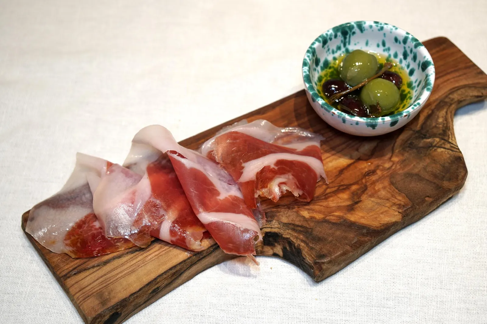 Proscuitto Toscano (110++) Tuscan Ham เริ่มต้นมื้ออาหารด้วยแฮมสไตล์ทัสคัน สไลด์มาบางๆ ทางร้านมีสองขนาดให้เลือกคือ 30g ราคา 110 บาท และ 50g ราคา 180 บาท เสิร์ฟมาบนบอร์ดไม้ เนื้อแฮมคุณภาพใช้ได้เลย เค็มพอประมาณ กลมกล่อม หอม ช่วยเรียกน้ำย่อยเเละกระตุ้นความอยากอาหารได้ดี (12/20)