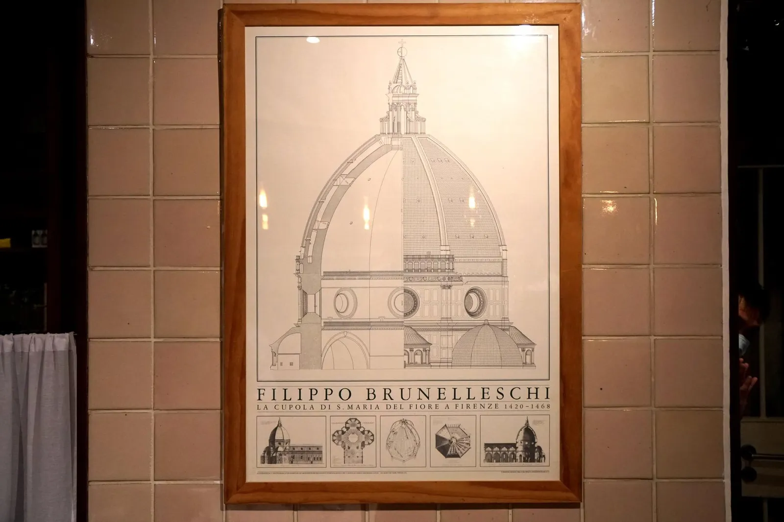 บริเวณทางเข้ามีภาพสเก็ตช์รูป Cupola ของ Cattedrale di Santa Maria del Fiore หรือโดมของมหาวิหารเมืองฟลอเรนซ์ที่เราเคยไปต่อคิวนานกว่า 3 ชั่วโมงเพื่อไต่ช่องเเคบๆขึ้นไปบนยอด