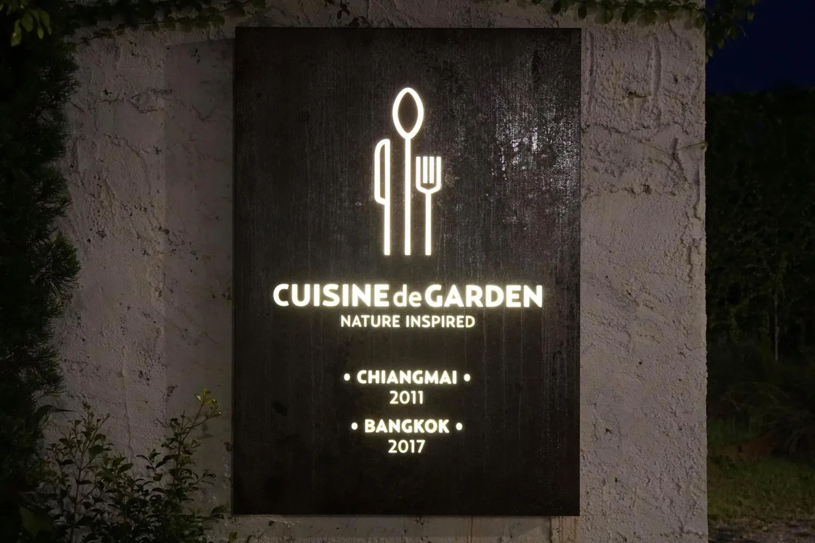Cuisine de Garden มีสาขาด้วยกัน 2 แห่งคือสาขากรุงเทพในย่านวัฒนา และสาขาเชียงใหม่ที่อำเภอหางดงโดย ทั้ง 2 ร้านยังได้รับการบันทึกลงใน Michelin Guide หมวดหมู่ Michelin Plate อีกด้วย