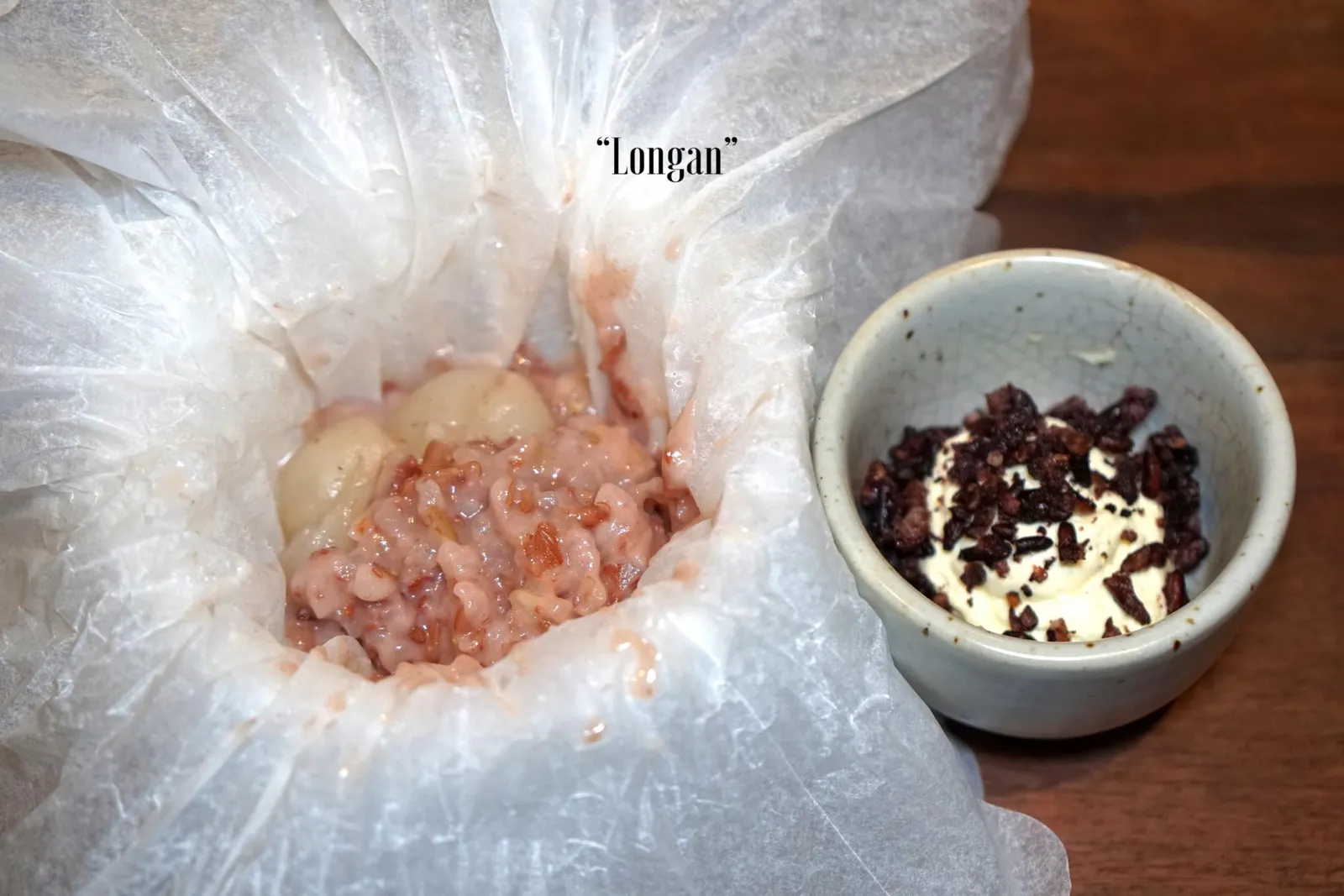LONGAN ข้าวเหนียวมีรสหวานกำลังดี มีความกรึบเล็กน้อย เเต่ความอร่อยจะทวีคูณขึ้นทันทีเมื่อตักทานกับครีมเเละข้าวพองกรอบ เพราะครีมจะมีความหอม มัน ทำหน้าที่เสมือนเป็นตัวเชื่อมรสชาติทุกอย่างเข้าด้วยกัน (13/20)