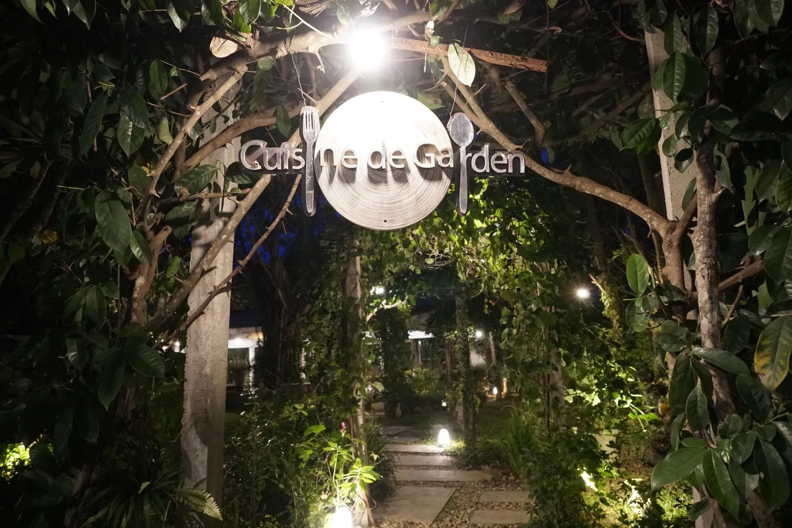 Cuisine de Garden ที่เชียงใหม่เป็นร้านสาขาเเรกที่ก่อตั้งขึ้นตั้งเเต่ปี 2011 ตั้งอยู่ไม่ไกลจากบ้านของเชฟในอำเภอหางดงห่างออกมาจากตัวเมืองราวๆ 20 นาที
