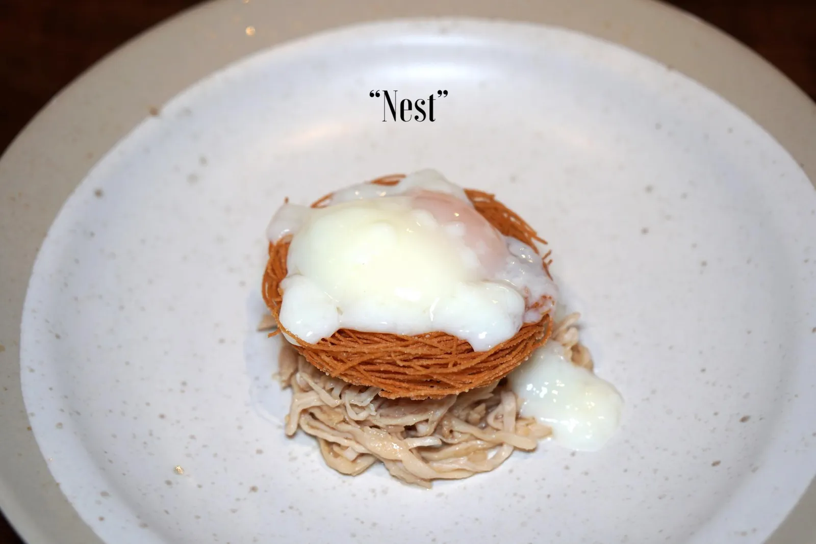 NEST ไข่ไก่ออนเซ็นไม่สุกจนเกินไปทำให้มีความนุ่ม ครีมมี่ เส้นหมี่ข้าวสวยทอดมาได้กรอบพอดีช่วยเพิ่มเนื้อสัมผัสความกรอบ อกไก่ฉีกด้านล่างมีเนื้อสัมผัสที่ต้องเคี้ยวเล็กน้อยตัดกันกับองค์ประกอบอื่นๆ คอร์สนี้จัดว่าเป็นภาพจำของและเเสดงถึงตัวตนของร้าน Cuisine de Garden ได้เป็นอย่างดี (13/20