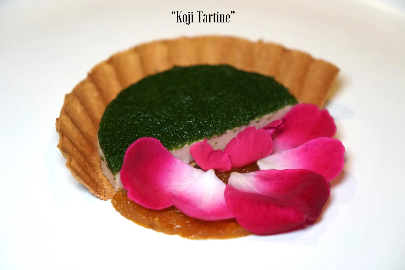 KOJI TARTINE วิธีทานให้น้ำแยมมะเฟืองเเละกลีบกุหลาบมามาบนทาร์ตเเล้วทานได้เลย แป้งทาร์ตด้านนอกบาง กรอบ มูสปลาส้มให้เนื้อสัมผัสเนียน นุ่ม ครีมมี่เบาๆเกือบเท่าฟัวกราส์เเต่มีรสชาติเเละกลิ่นที่อ่อนกว่า ส่วนรสชาติจริงๆได้มาจากแยมมะเฟืองรสหวานอร่อย ถือเป็นจานที่มีดีทั้งหน้าตาและรสชาติเลยล่ะ (14/20)