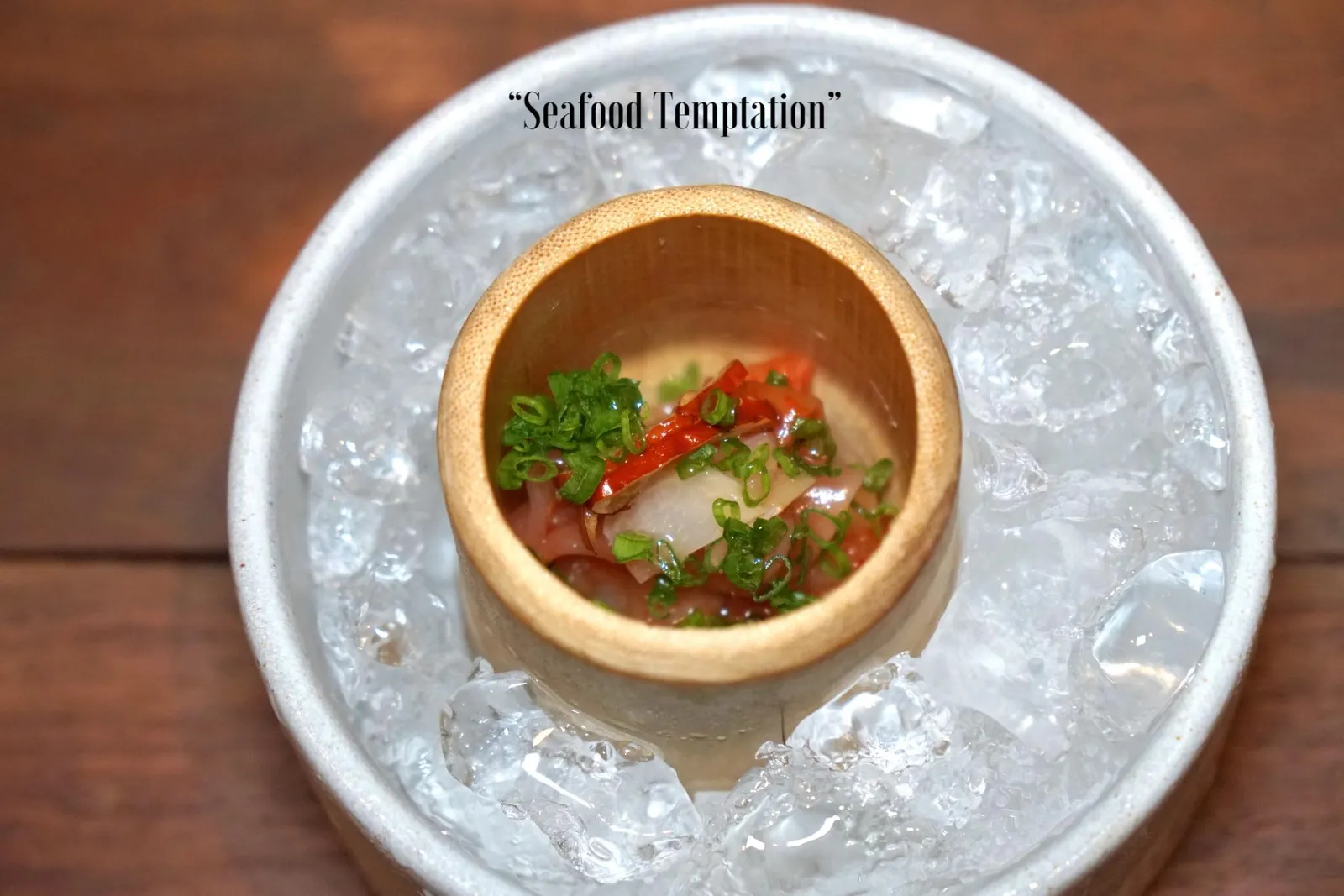 SEAFOOD TEMPTATION สุดท้ายคือ “ปลาหมึก” จากจังหวัดสุราษฎร์ธานีเชฟนำมาแล่เป็นชิ้นบางๆจนคล้ายเส้นเฟตตูชินี่ จากนั้นนำไปคลุกเคล้ากับซอสขิงดองทำเองจนมีสีแดงอมชมพู นอกจากนี้ยังมีกระเทียมดอง รวมไปถึงองค์ประกอบสำคัญให้ทานคู่กันคือพุทราจีนที่เชฟนำไปกงฟีกับน้ำมัน มีน้ำมันพุทราจีน ทอปด้านบนด้วยต้นหอม (13/20)