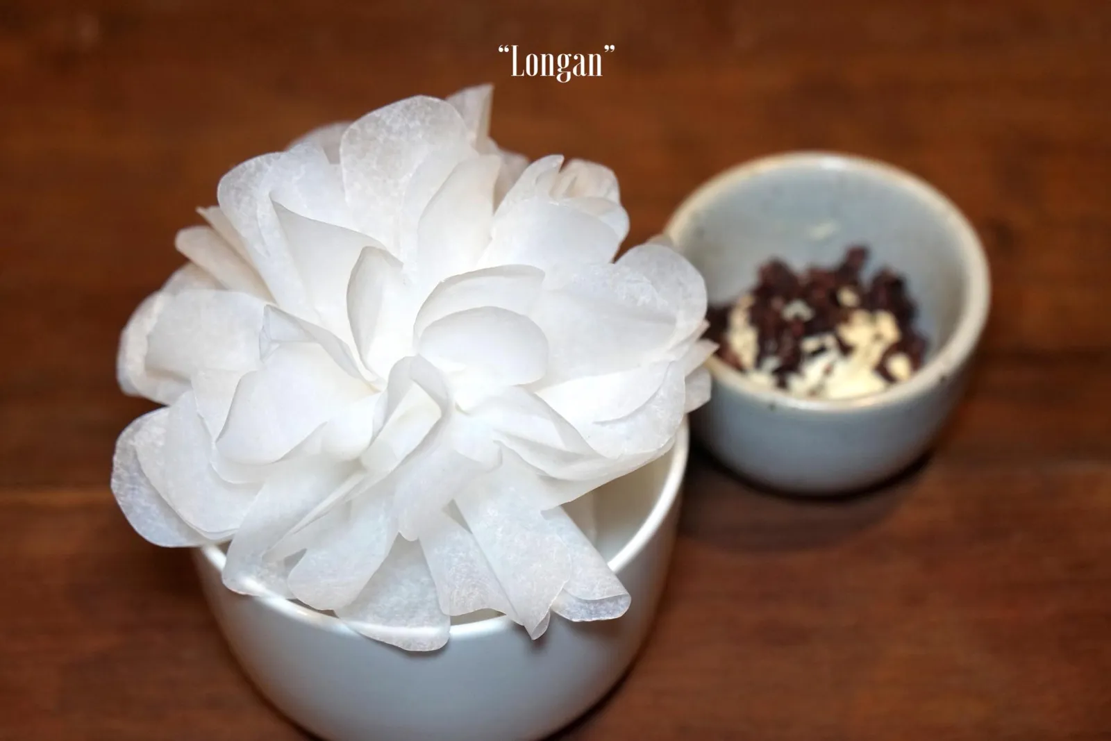 LONGAN สำหรับของหวานจานนี้เชฟได้รับแรงบันดาลใจมาจาก“ข้าวเหนียวเปียกลำไย” เเต่เปลี่ยนวัตถุดิบหลักจากข้าวเหนียวมาใช้เป็นข้าวหอมปายและข้าวกล้องแทน เชฟนำมาทำเป็นพุดดิ้งแล้วค่อยเติมผลลำไยลงไป ก่อนทานให้คลี่ห่อบรรจุรูปดอกไม้ออกก่อน ข้างกันคือครีมสดเเละข้าวเหนียวลืมผัวกรอบ (13/20)