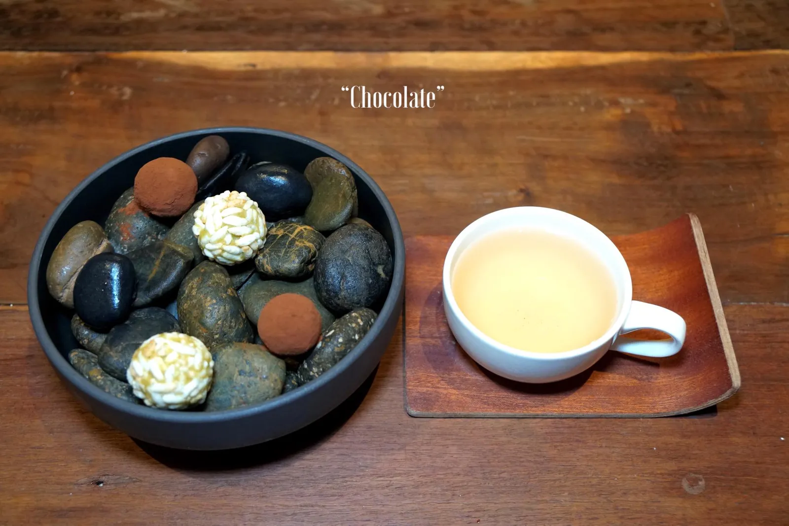 CHOCOLATE ปิดท้ายมื้ออาหารด้วย Chocolate ที่ใช้โกโก้พันธุ์ไทยมาทำเป็นขนม 3 อย่าง คือ Chocolate Stone แบบคลาสสิคของร้าน Cuisine de Garden ด้านในจะสอดไส้เสาวรสรสเปรี้ยวเอาไว้ ถัดมาคือ Chocolate Truffle ส่วนลูกกลมๆสีขาวคือ Tiramisu ซึ่งจะมีความเคี้ยวหนึบมากกว่า เสิร์ฟมาคู่กับชาอู่หลงยอดน้ำค้างจากจังหวัดเชียงราย (12/20)