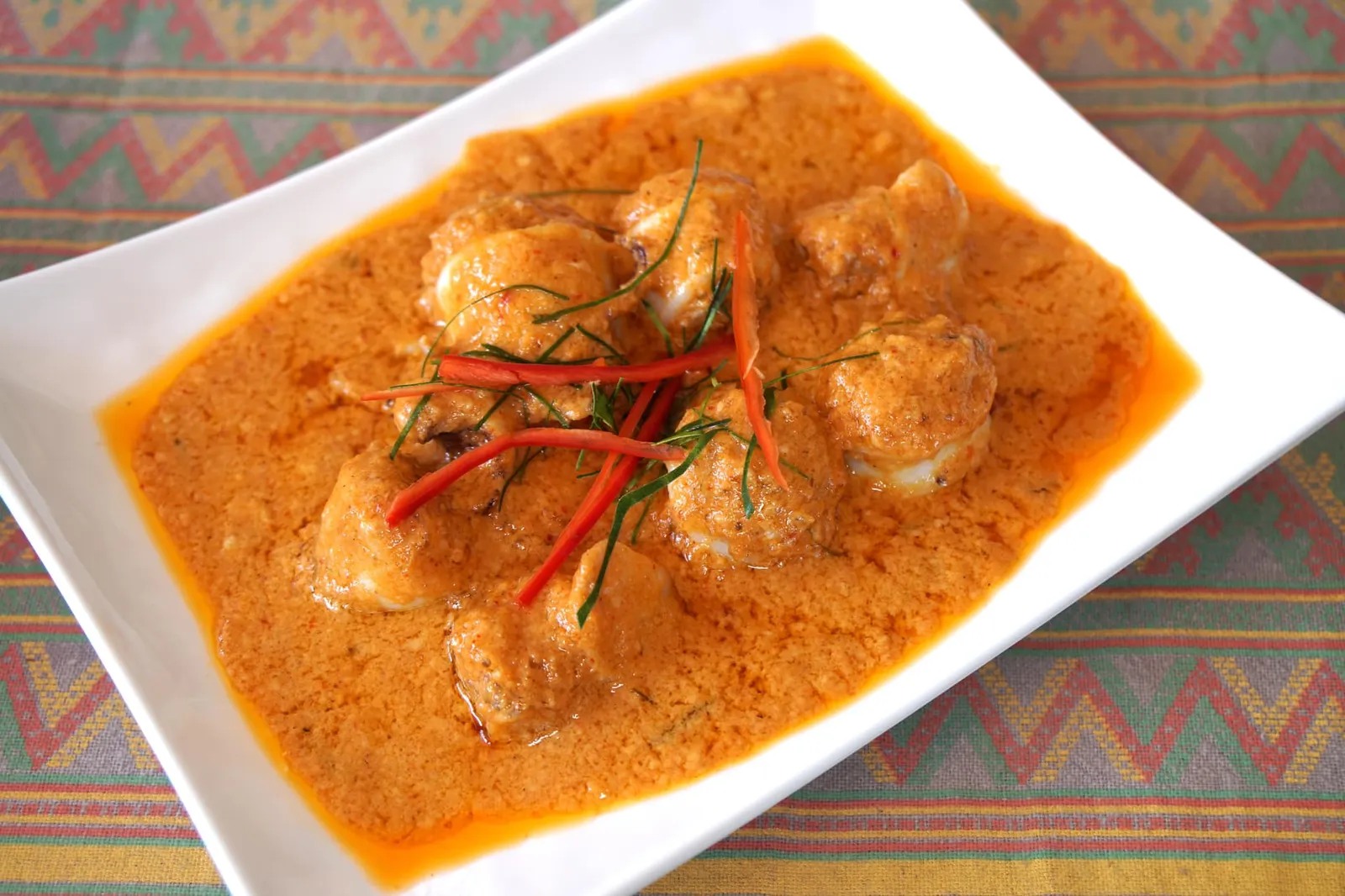 ฉู่ฉี่ปลาหมึกยัดไส้ (120) Stuffed squid in thick red curry and coconut milk เมนูฉู่ฉี่ซึ่งเป็นเมนูเด็ดที่ดีที่สุดในวันนี้คุณหนอได้ใช้พริกแกงของสวรรคโลกบางส่วนมาผสมเข้ากับพริกแกงของเชียงใหม่จนได้เป็นแกงฉู่ฉี่รสเลิศ น้ำกะทิถูกเคี่ยวมาอย่างดีด้วยไฟอ่อนจนแตกมันสวยงามดูน่าทาน เนื้อแกงเนียน ละเอียด มีรสหวาน ครีมมี่ หอม อร่อยสุดๆ ส่วนโปรตีนหลักอย่างปลาหมึกยัดไส้หมูก็สุกพอดีมากๆสังเกตจากตัวหมึกที่ไม่หดเล็กลง เคี้ยวได้เป็นคำๆ บอกเลยว่ารสชาติระดับนี้เทียบกับราคา 120 บาทถือว่าสุดยอดมากๆ (14/20)