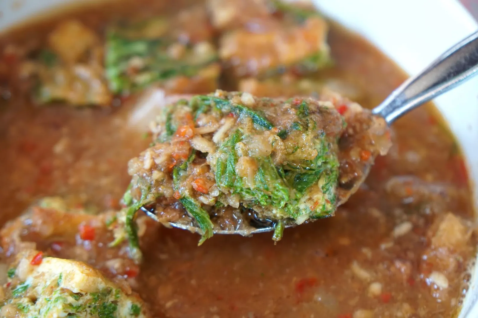 แกงส้มชะอมไข่กุ้ง (120) Sweet and sour soup with deep fried Thai Acacia and shrimp ตักขึ้นมาจะพบว่ามีเนื้อปลาช่อนอยู่ด้านล่างเพิ่มความหอม มัน และความเข้มข้นให้กับแกงได้อย่างดี (14/20)