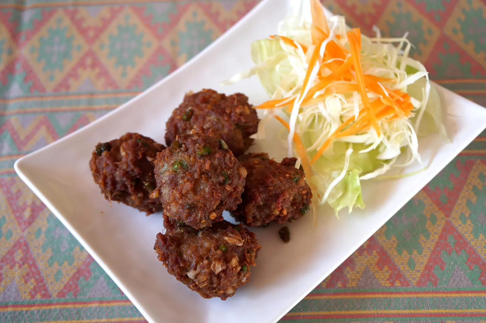 หมูพริกขี้หนู (90) Deep fried chili minced pork เริ่มต้นมื้ออาหารด้วยเมนูเรียกน้ำย่อยจานเด็ดอย่างหมูพริกขี้หนู เมนูนี้คุณหนุ่มน้องชายได้สูตรมาจากผู้สูงอายุคนโบราณที่นับถือกันโดยท่านเรียนจบงานด้านการเรือนมาโดยตรง ทางร้านใช้เนื้อหมูสับจนละเอียด ใส่พริกขี้หนูซอยลงไปคลุกเคล้าด้วยเเล้วนำลงทอดจนสุก สัมผัสเเรกหลังจากนำเข้าปากคือความเผ็ดจัดจ้าน เนื้อหมูด้านในนุ่มกำลังดี หอม ไม่อมน้ำมัน เป็นเมนูง่ายๆที่ทำออกมาไ้ด้อร่อยเลิศจริงๆ (13/20)