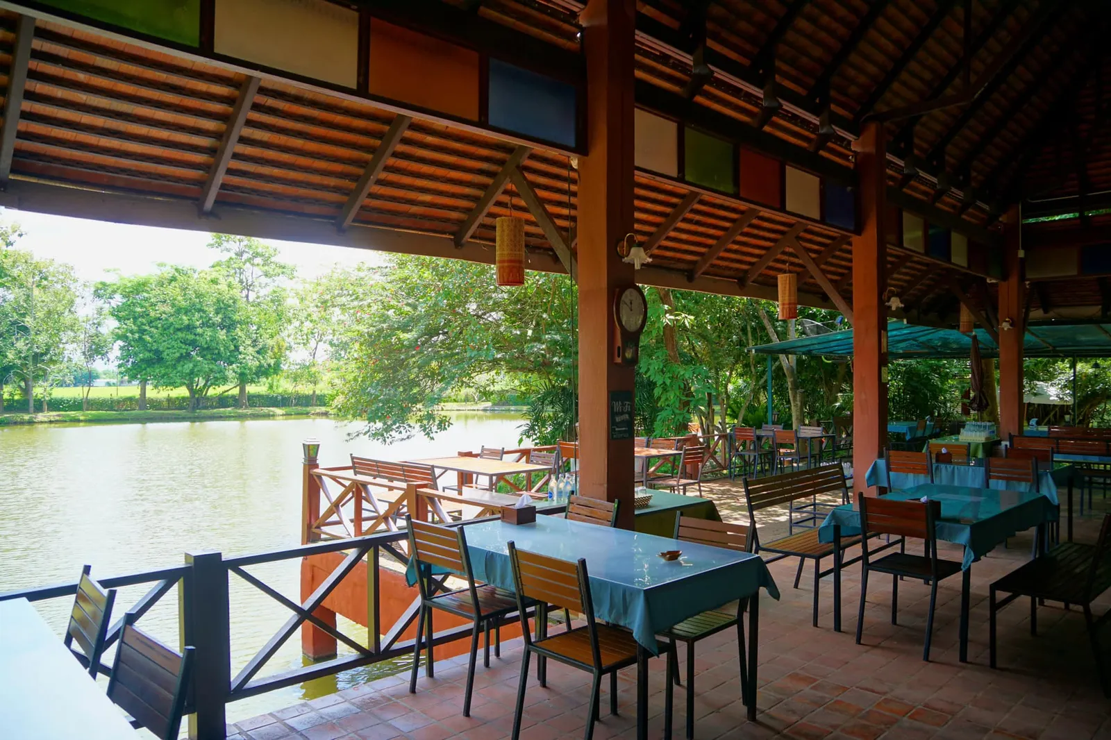 อย่างที่บอกไปว่าพี่หนุ่ม, พี่หนอ และพี่เต้ยเจ้าของร้านประสบความสำเร็จกับร้าน Lemon Tree มาเเล้วถึง 2 สาขาทำให้มั่นใจได้ว่ารสชาติอาหารที่นี่อร่อยไม่เป็นรองใคร